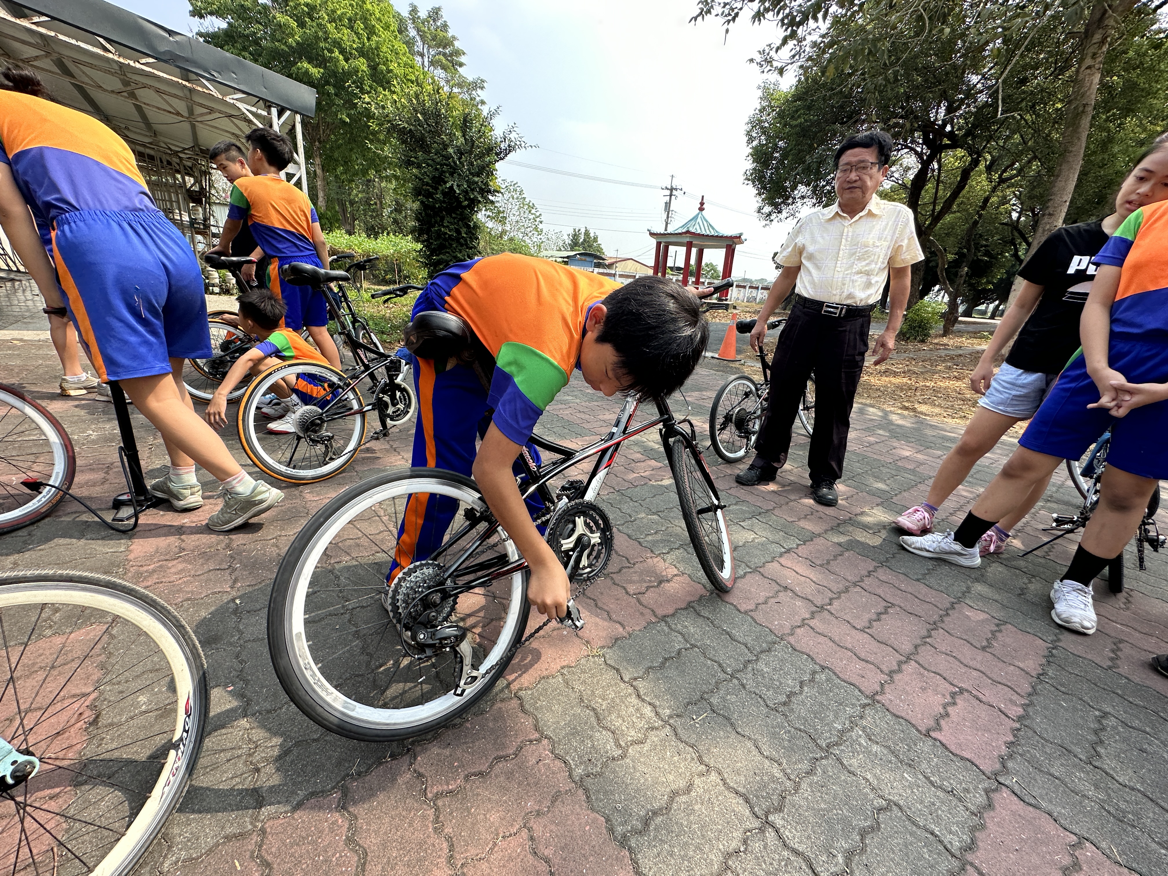 屏东市凌云国小今年毕业生们忙著整备单车，为明天单车百里挑战做好行前准备。记者刘星君／摄影
