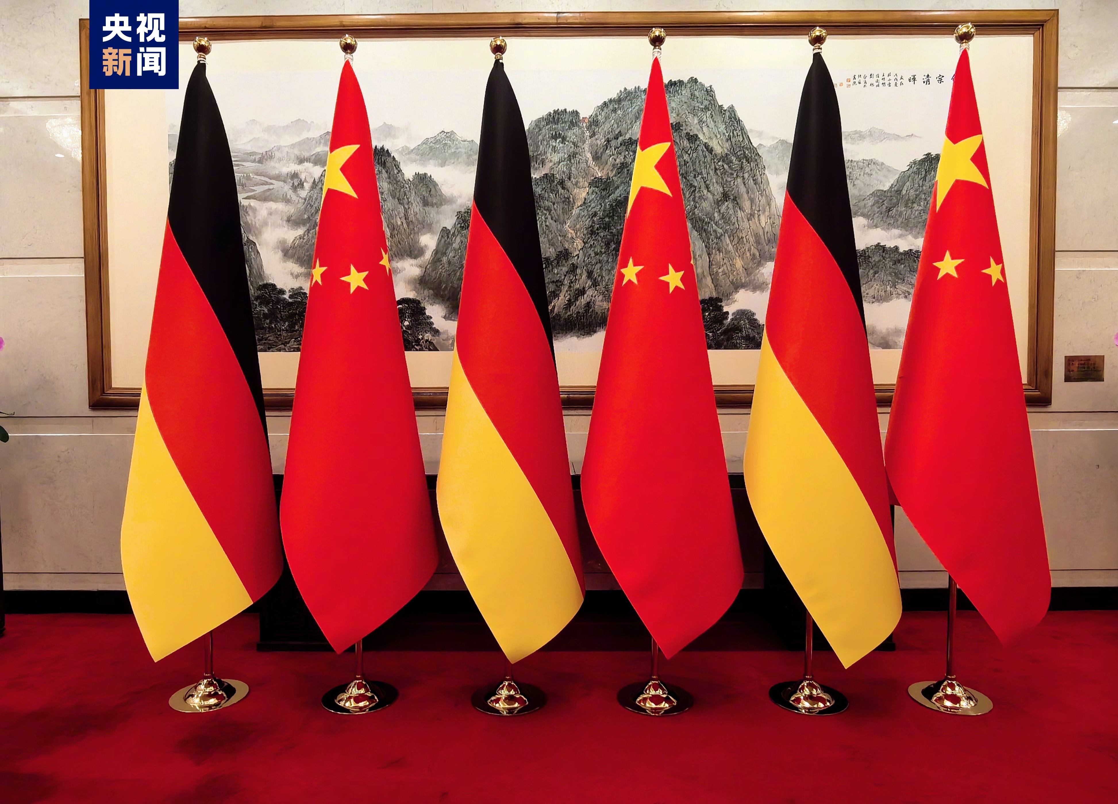 大陆国家主席习近平16日上午在北京钓鱼台宾馆会见来访的德国总理萧兹。习近平表示，只要双方相互尊重并求同存异，中德双边关系将持续稳定发展。（图／取自央视新闻微博）