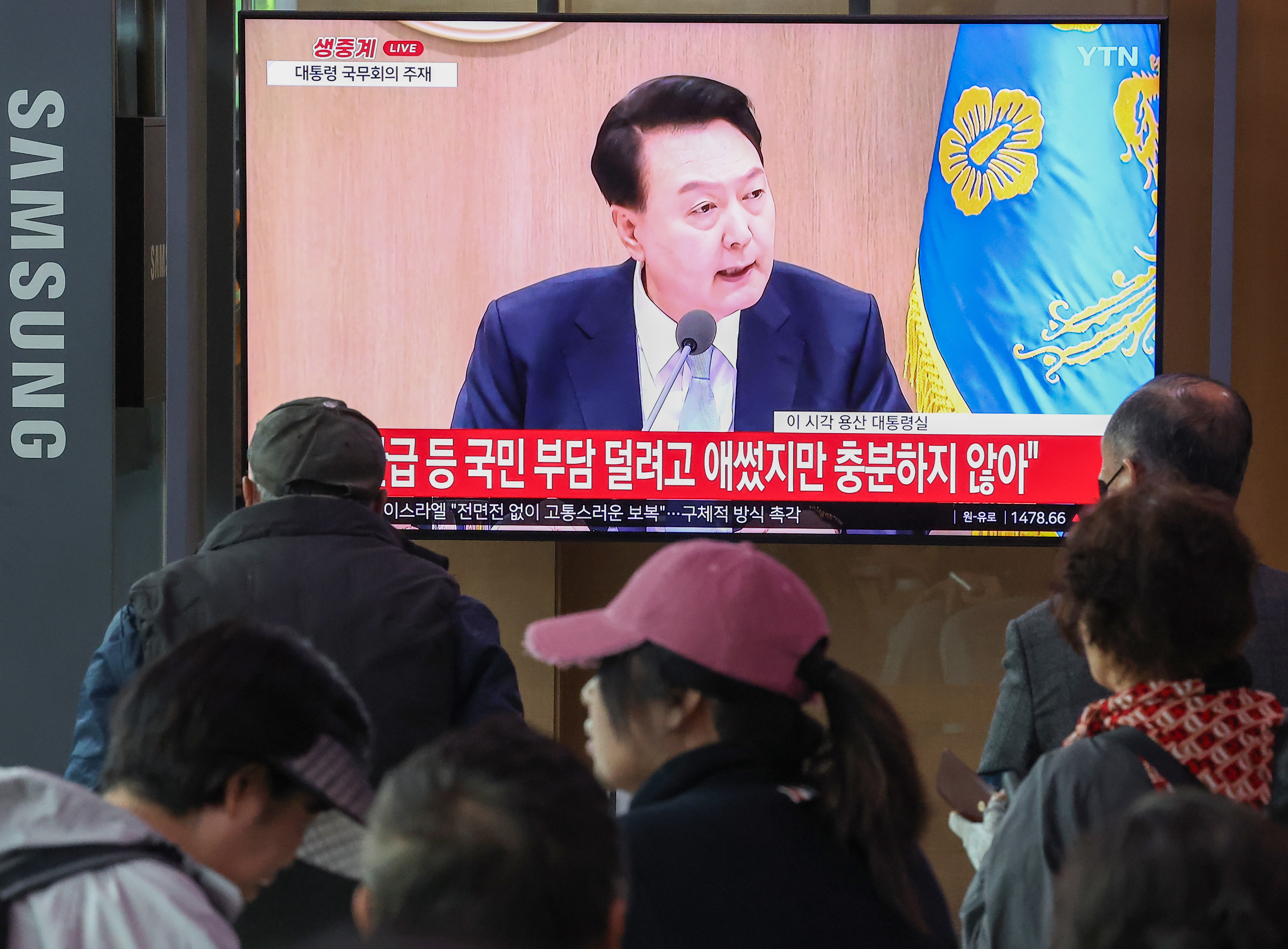 南韩执政党10日在国会选举惨败，总统尹锡悦16日在内阁会议上表示会虚心接受结果。欧新社