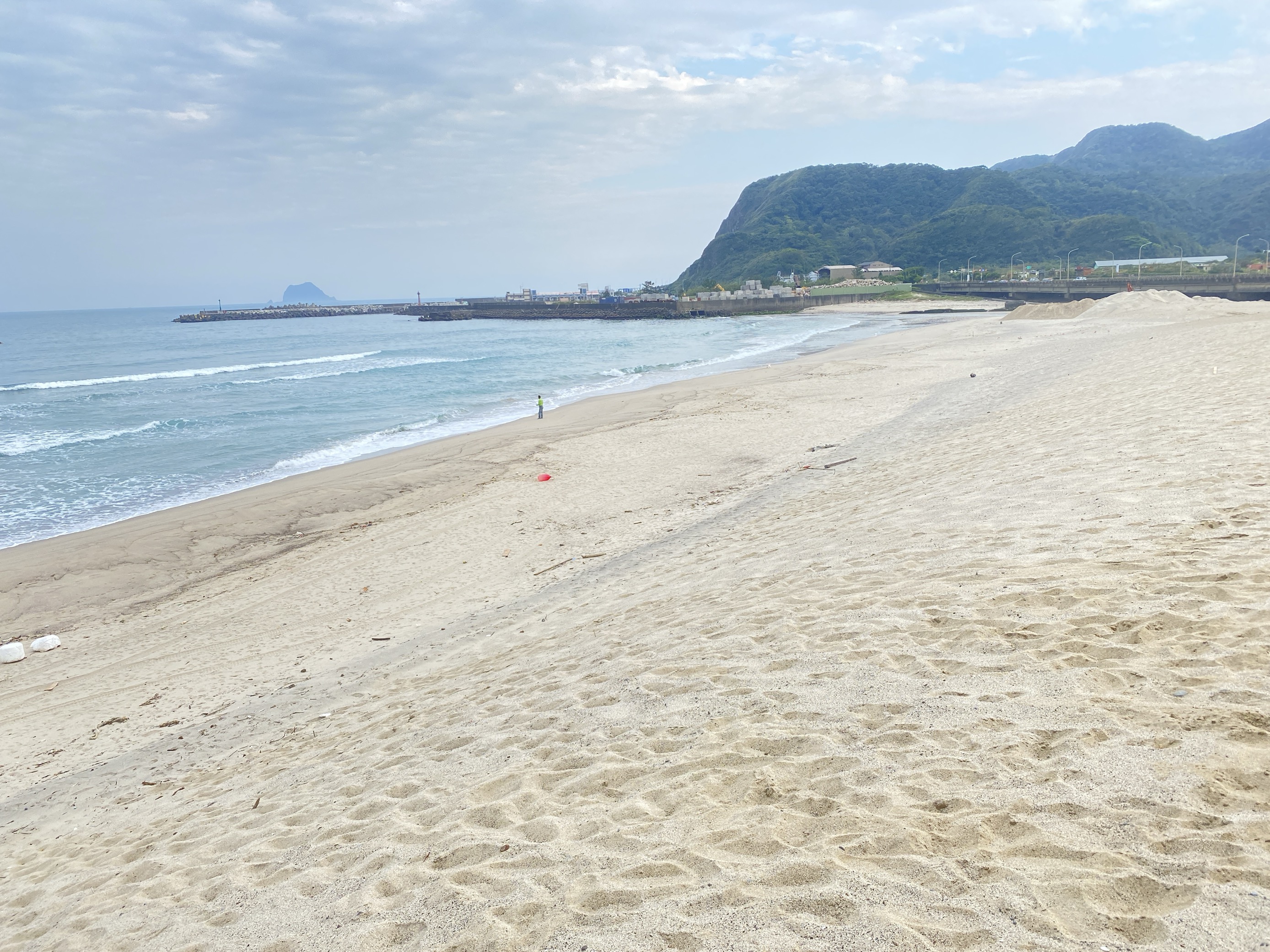 鸿海认养万里海滩后，每年将定期清理维护万里海滩，同时会将净滩成果提报至环境部环境管理署，传承永续管理的经验。鸿海／提供