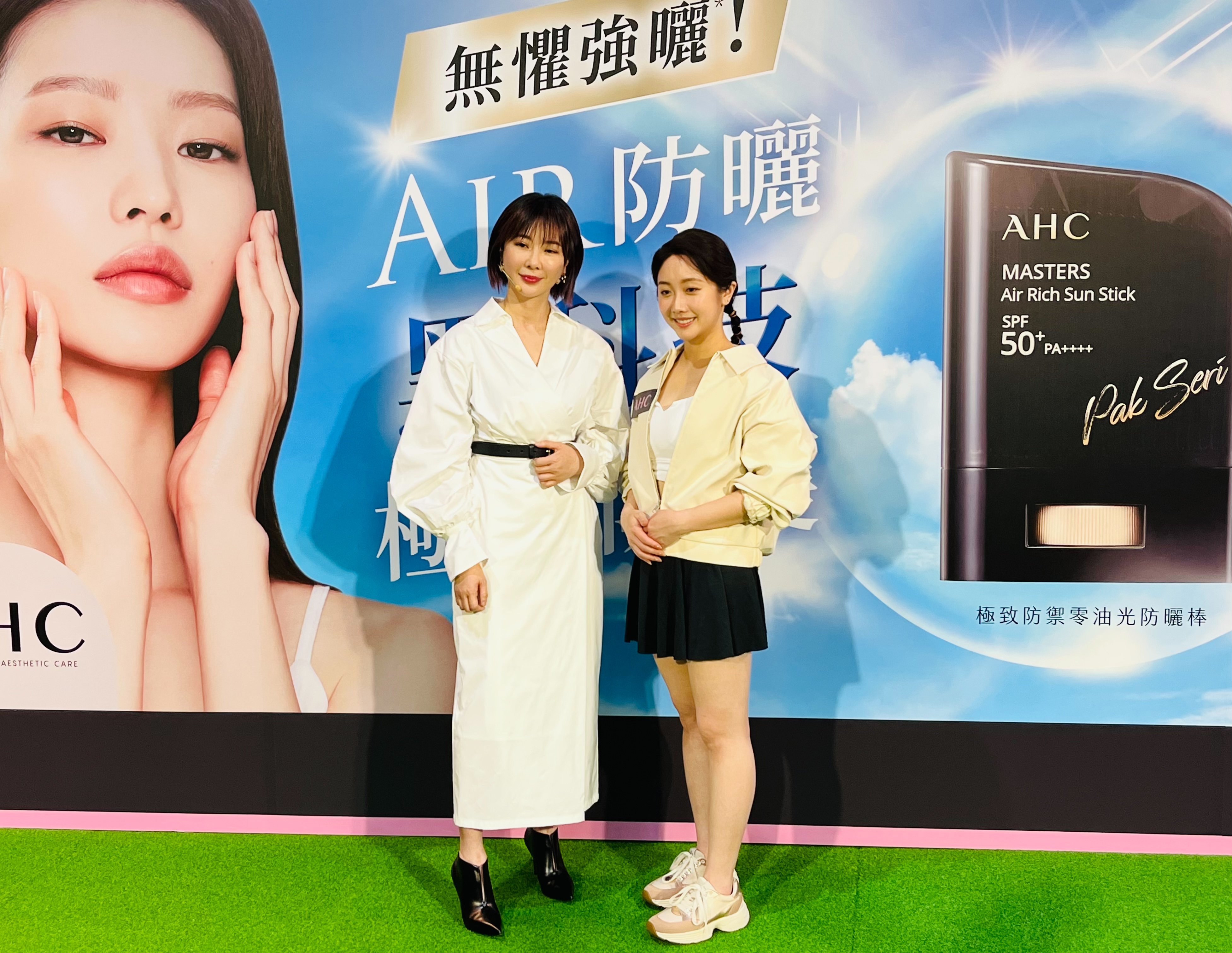 「证件妹」吴佳颖（右）出席护肤品牌活动。记者刘肇育／摄影