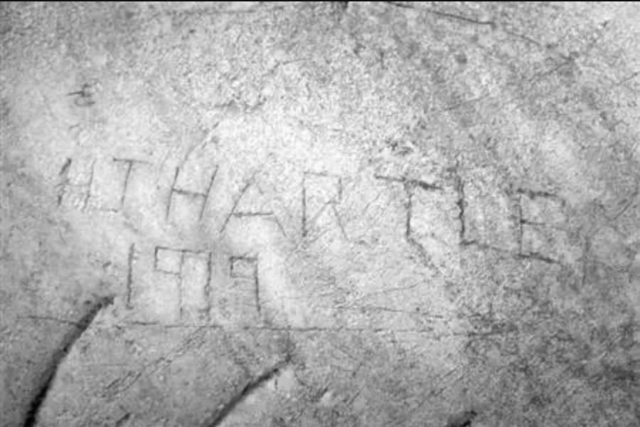 明孝陵神功圣德碑处，龟趺的左胸处刻著「HIHARTLE」，下面还有「1919」四个数字，推断这两处刻字是1919年时外国游客留下来的。（图／取自金陵晚报）