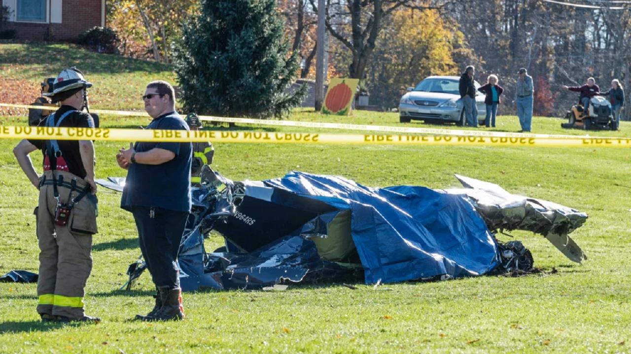 美国宾州2022年发生了一起造成2人死亡的致命坠机事故，联邦运输安全主管部门日前表示，这架飞机的飞行员从飞机掉了出来，并且撞到机尾，导致自己和乘客死亡。照片翻摄：NBC News