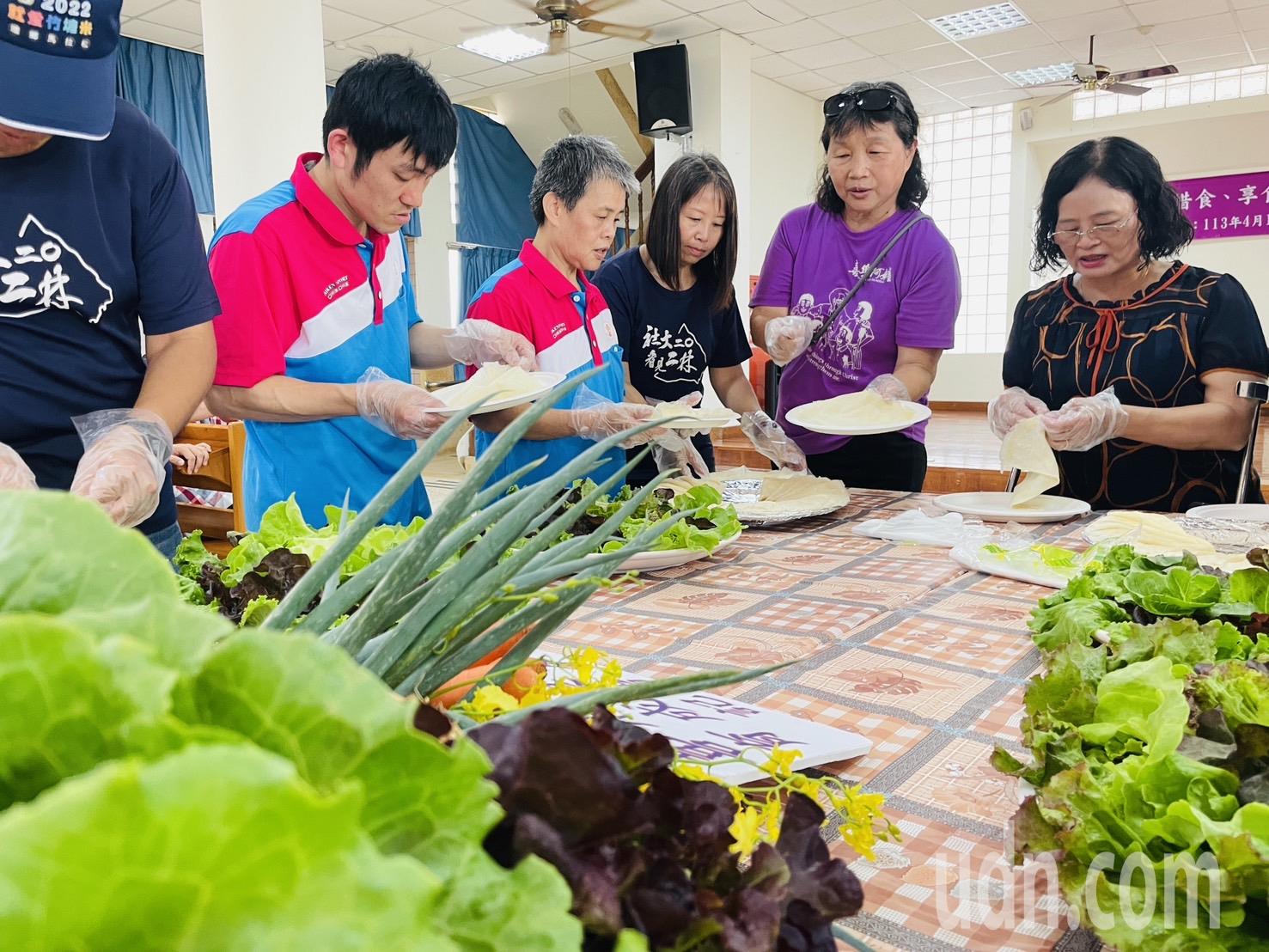 彰化县二林喜乐保育院师生今采收蔬菜做蔬菜卷。记者简慧珍／摄影