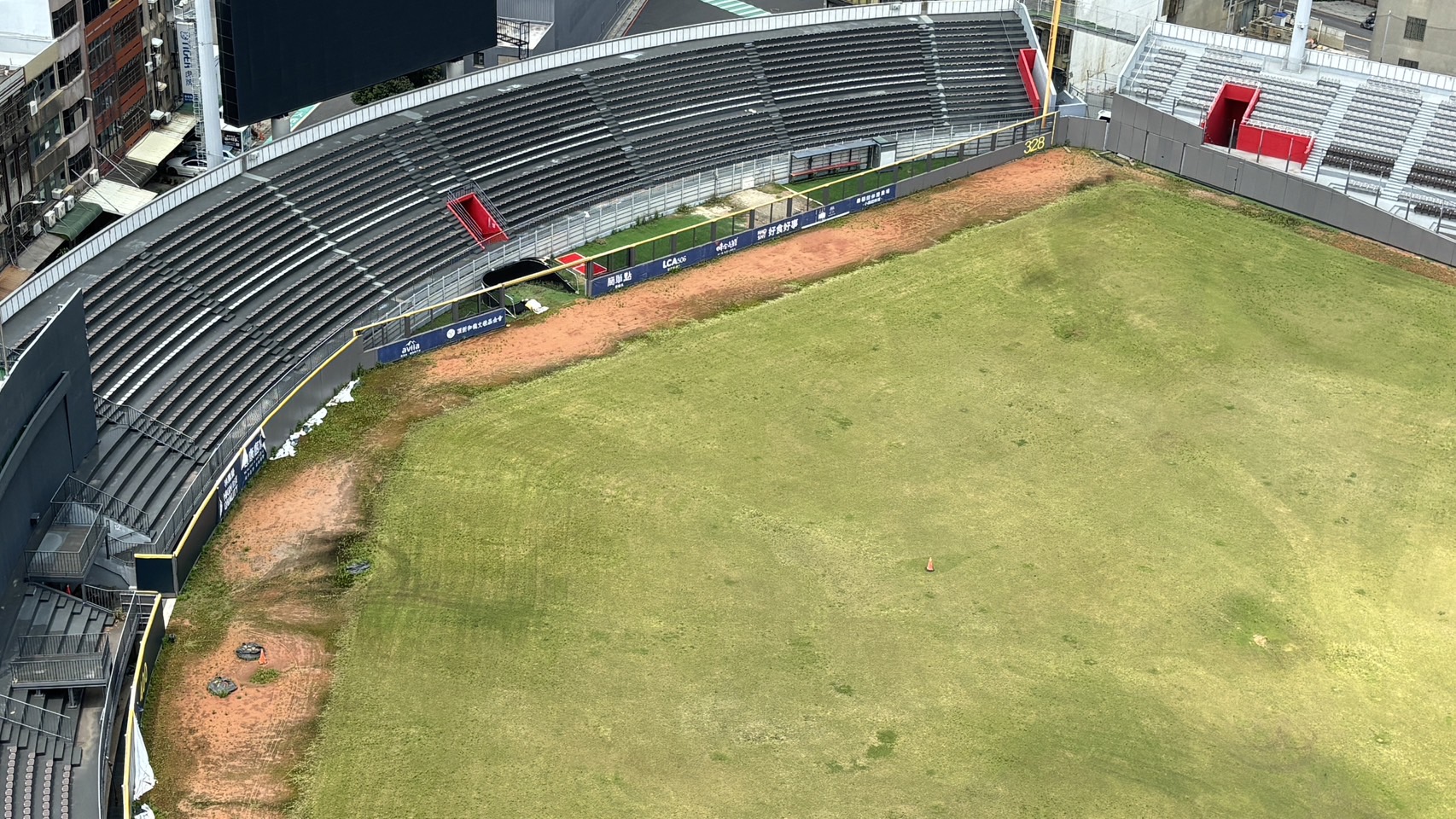 新竹棒球场工程停工1年多，外野多处长杂草。图／读者提供