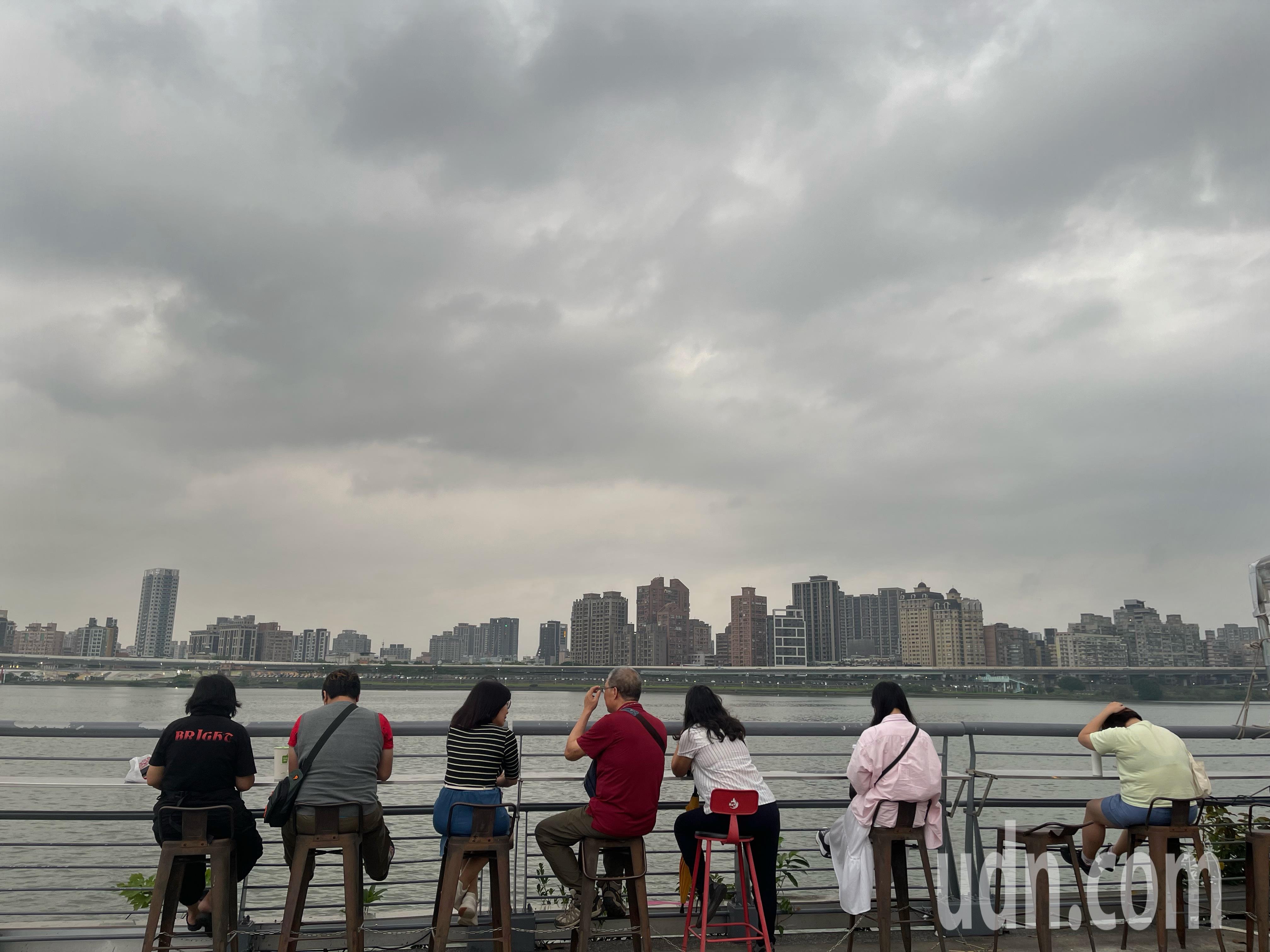 受锋面接近影响，台北市傍晚时天空出现乌云，但也带来些许凉爽微风，许多民众享受徐徐凉风。记者潘俊宏／摄影