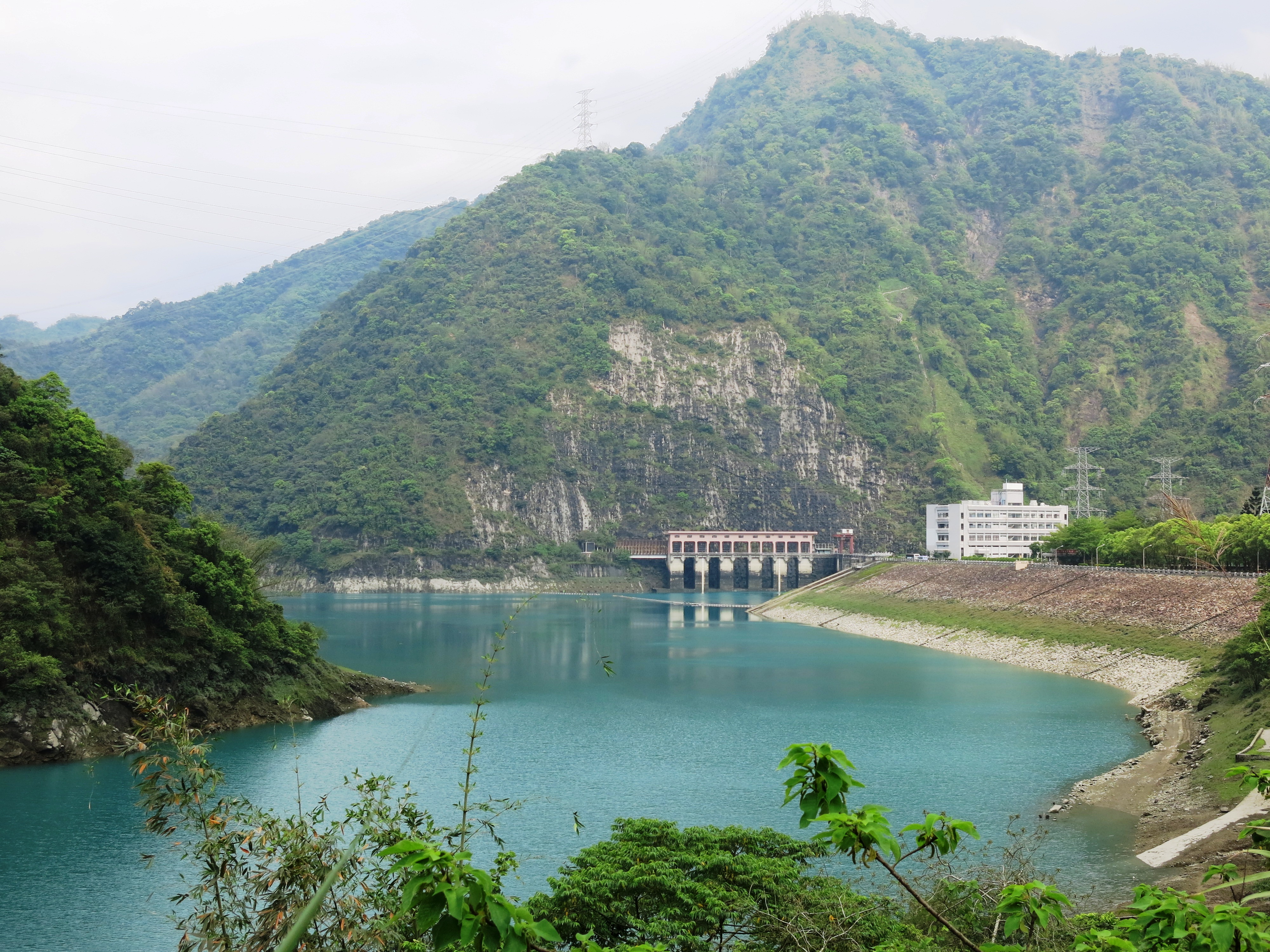 明潭电厂是全台最大的抽蓄水力发电厂，是稳定台湾电力供应关键，昨天傍晚三部机组跳电，引发全台电力吃紧。图／本报资料照片