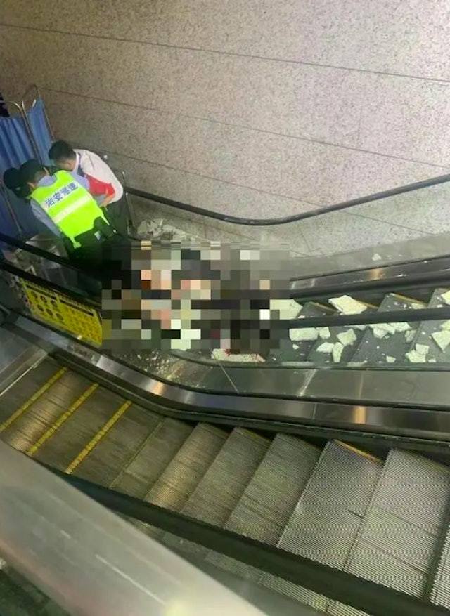 重庆地铁3号线南坪站内，有装饰砖石突然脱落砸中一名孕妇乘客。（新黄河）