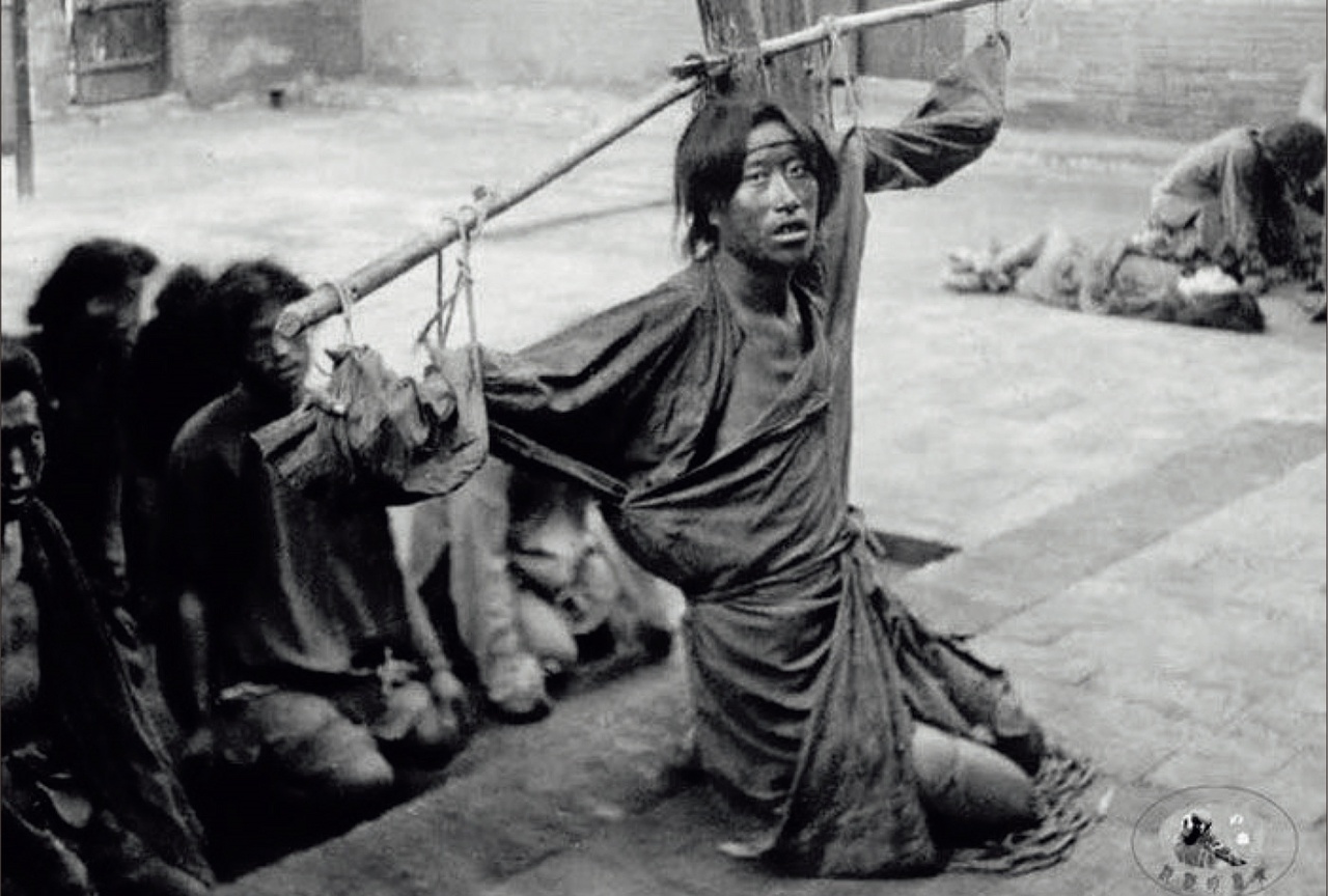 一名年轻人在衙门院子里遭到刑求的照片，可能是在中国北方，时间在1900年之后不久。 图／联经出版