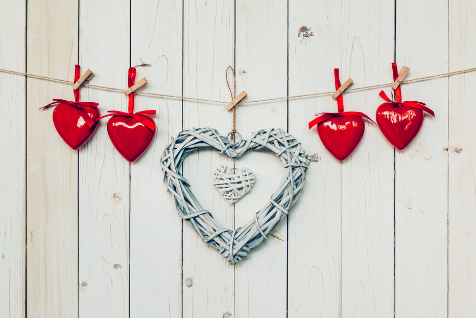 用柳条编织而成的心型装饰品十分常见，多被拿来挂在墙上或门上。