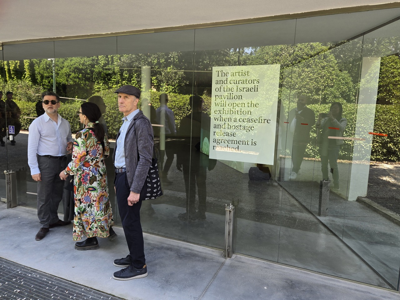 第60届威尼斯双年展以色列馆宣布闭馆，还是吸引不少观众透过玻璃墙探看馆内的展览。联合报记者陈宛茜／摄影
