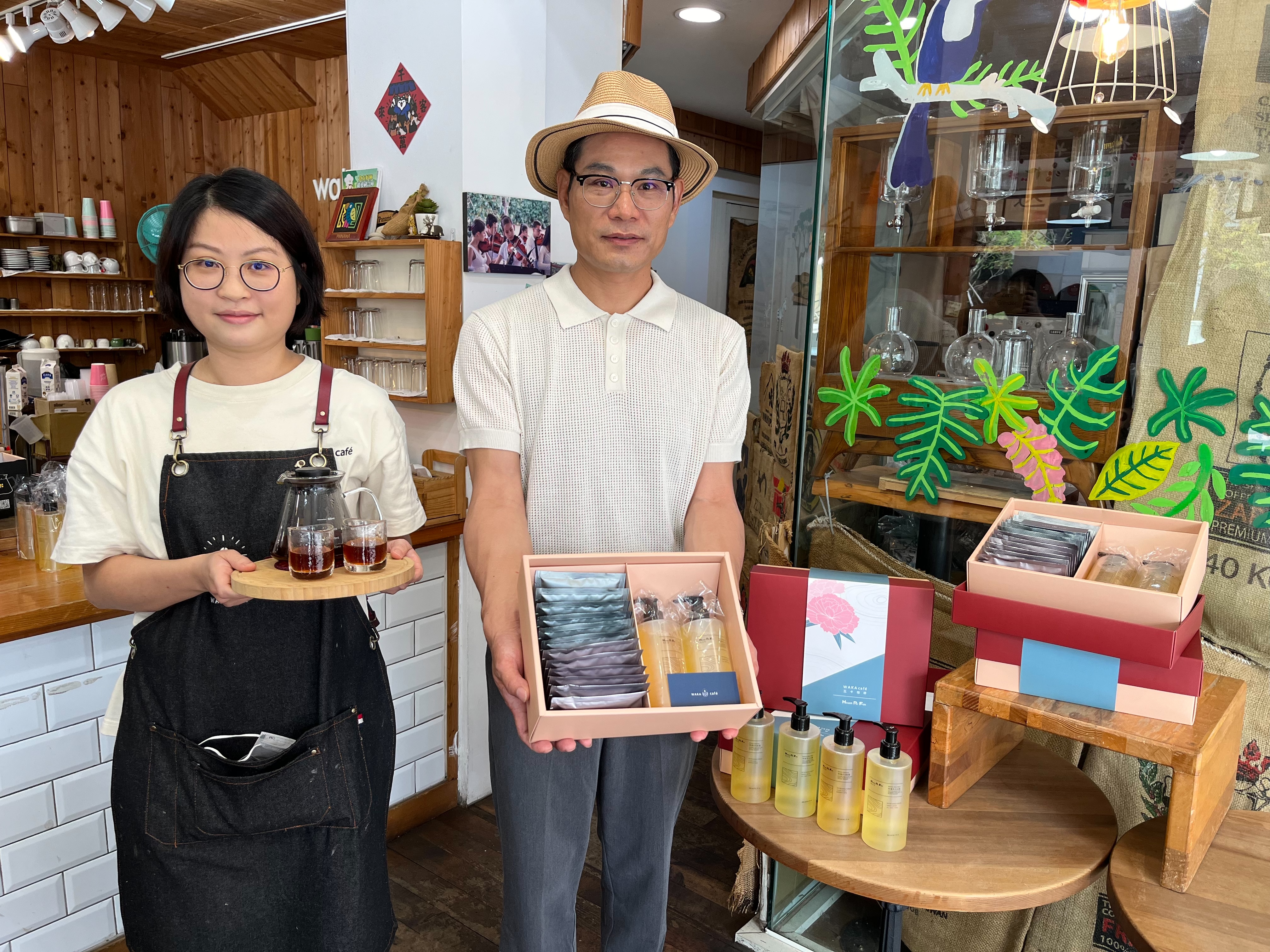 台湾在地香氛品牌「Hsuan Ri Fen炫日芬」与咖啡业者「WAKA café瓦卡咖啡」跨界合作，推出母亲节礼盒，并将提拨礼盒销售所得的部分盈余，捐赠给南投县信义乡人和国小，作为课后晚餐之用。记者余采滢／摄影
