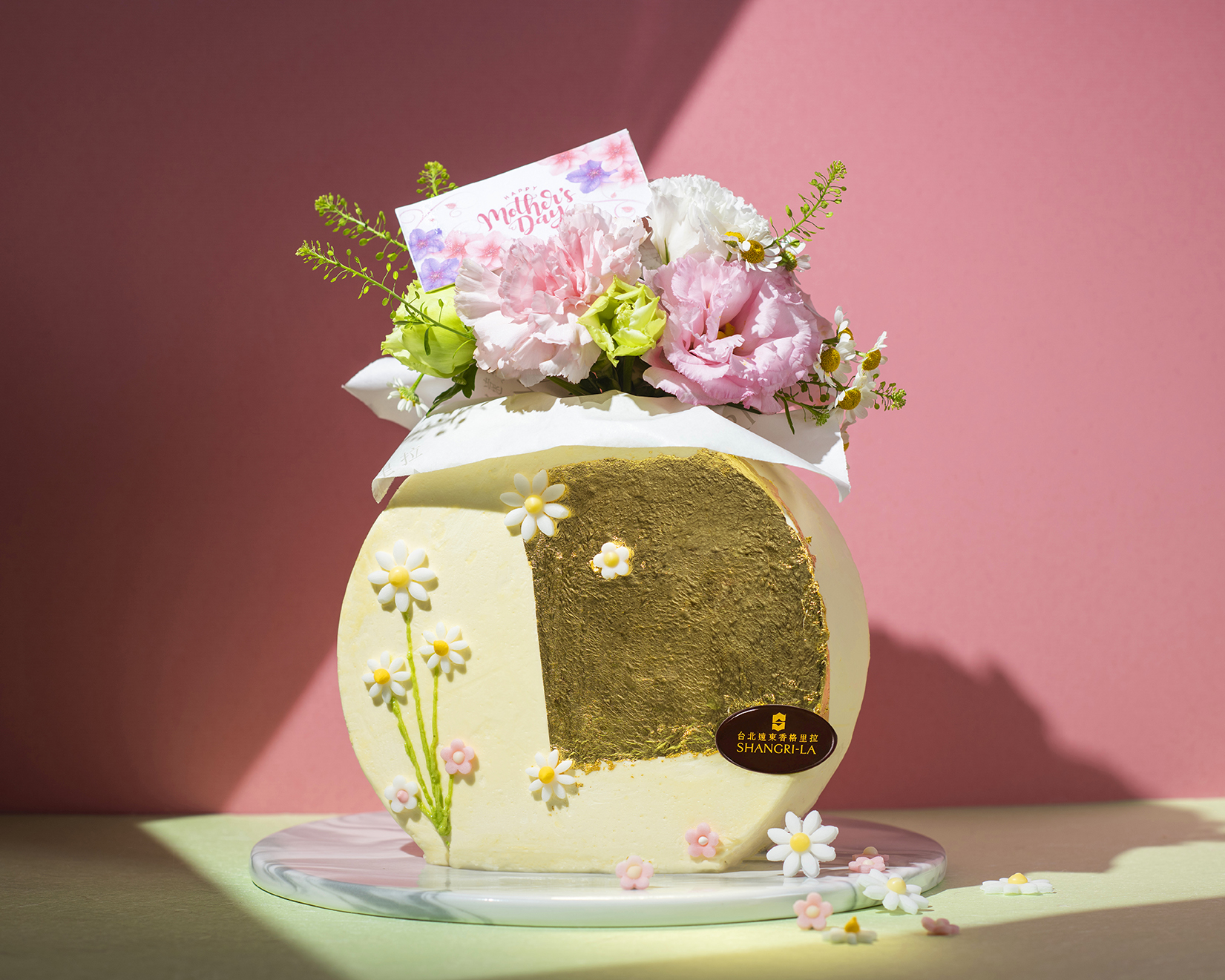台北远东香格里拉母亲节限定、鲜花装饰花瓶造型的「馨之女王」。7吋2,980元。图/台北远东香格里拉提供