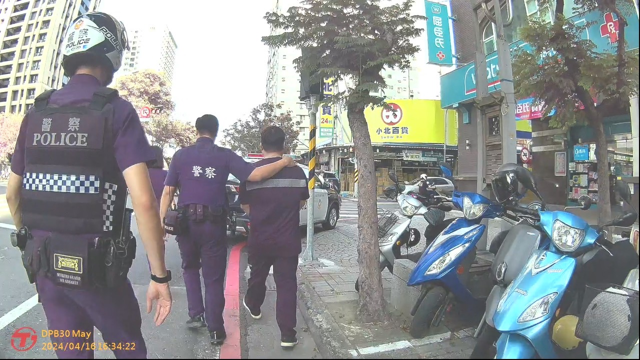 台南市47岁林姓男子（右）身揹5条通缉案，被市警四分局警员查获解送地检署归案。记者黄宣翰／翻摄