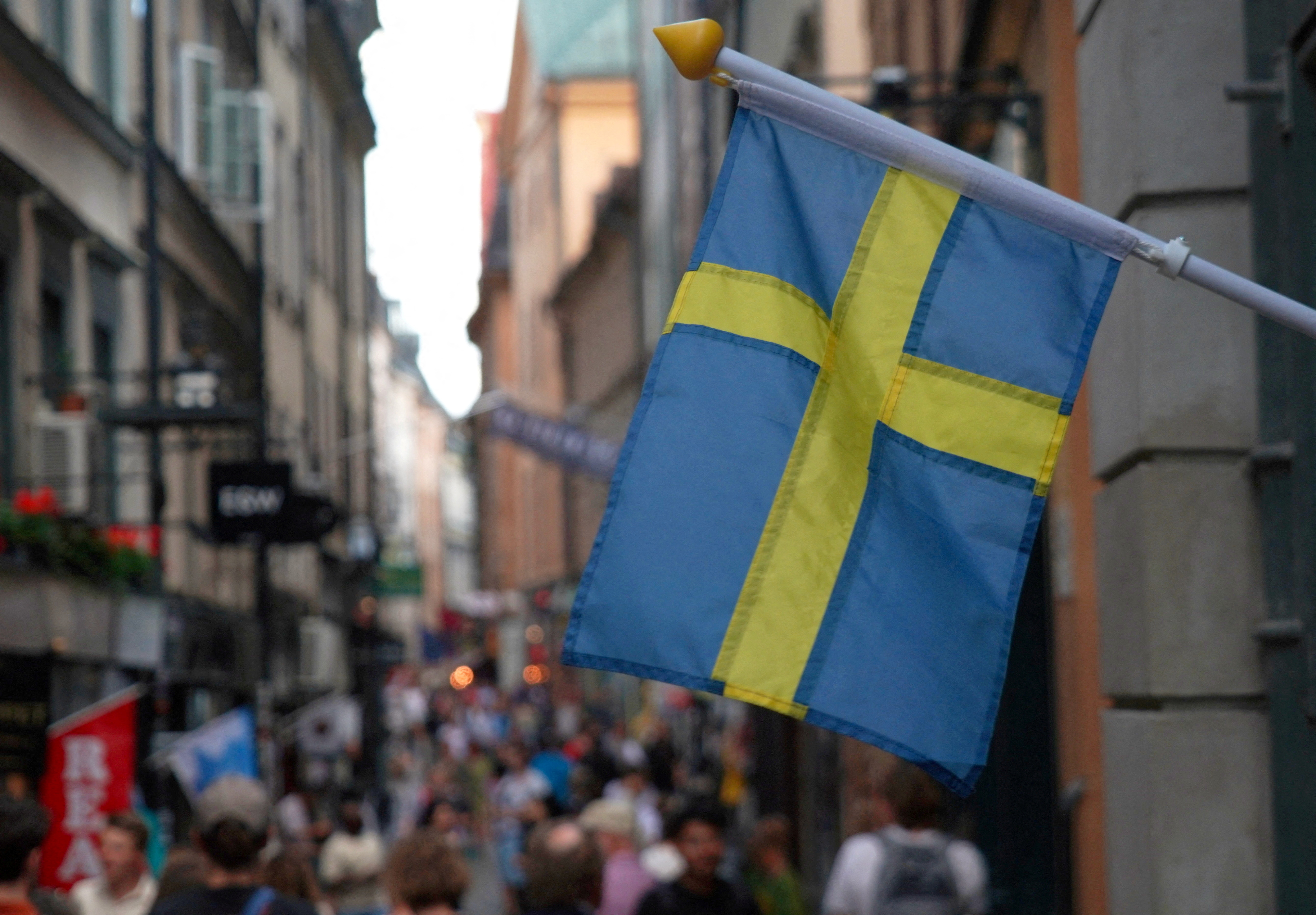 斯德哥尔摩街头的瑞典国旗。瑞典在二次世界大战刚结束的几年，曾试图打造核武，直到1968年才终止计划。路透