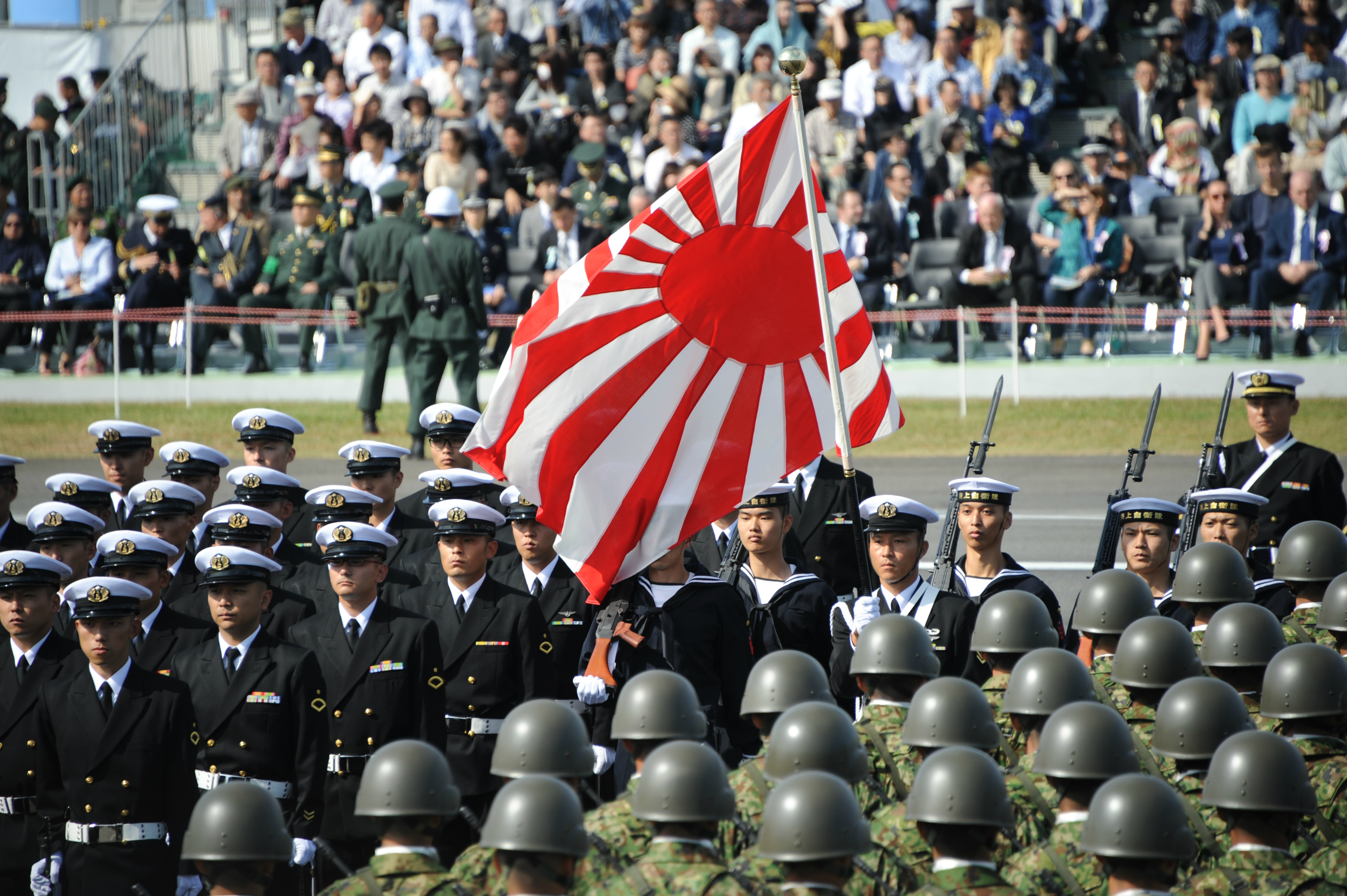 日本陆上自卫队在社群平台X把太平洋战争，硬是讲成「大东亚战争」，引发争议。图为日本埼玉县于2016年10月举行的陆海空自卫队阅兵式。新华社