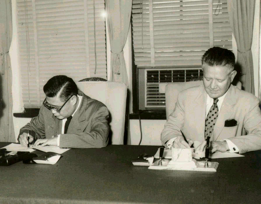 1958年4月18日，时任外交部长叶公超（左）及美大使庄莱德（右）签署剩余农产品销售协定。图／联合报系资料照片