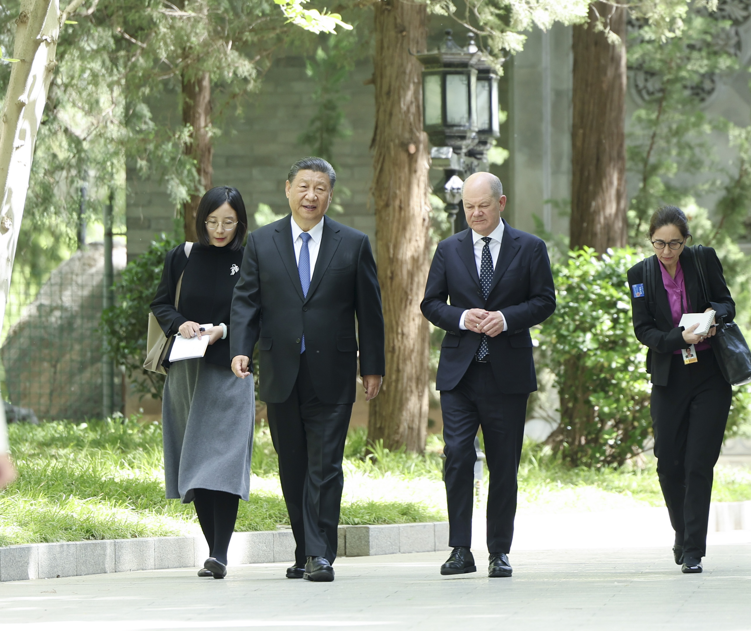 大陆国家主席习近平16日在北京钓鱼台国宾馆会见德国总理萧兹，并一起散步。(新华社)