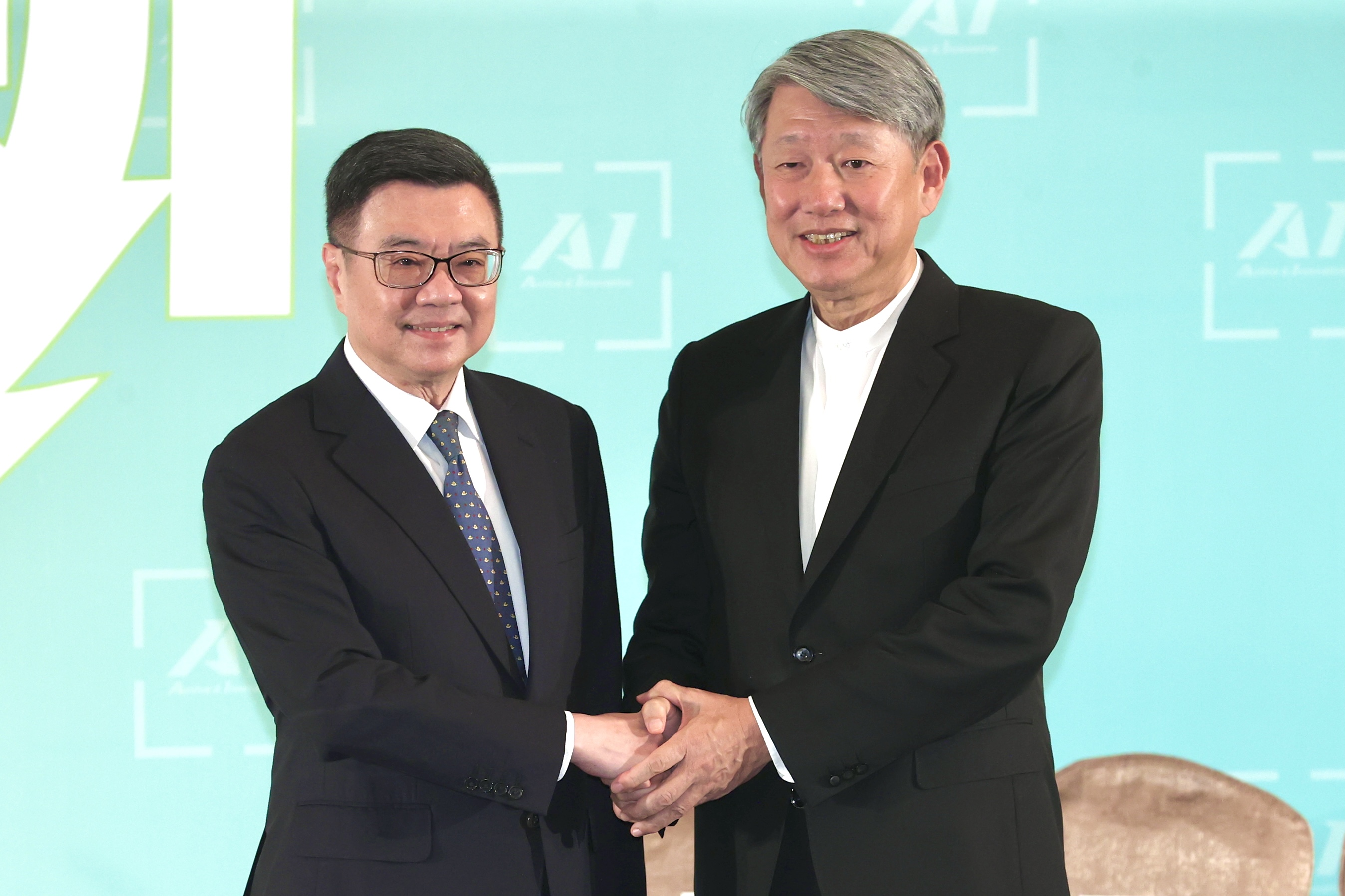 准行政院长卓荣泰（左）昨天介绍新内阁经济部长郭智辉（右）。记者林俊良／摄影