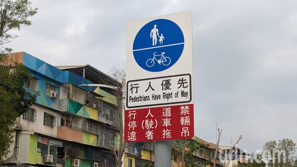 人行道若无「遵 22-1 」标志，自行车骑上人行道也会依法开罚。记者潘奕言／摄影