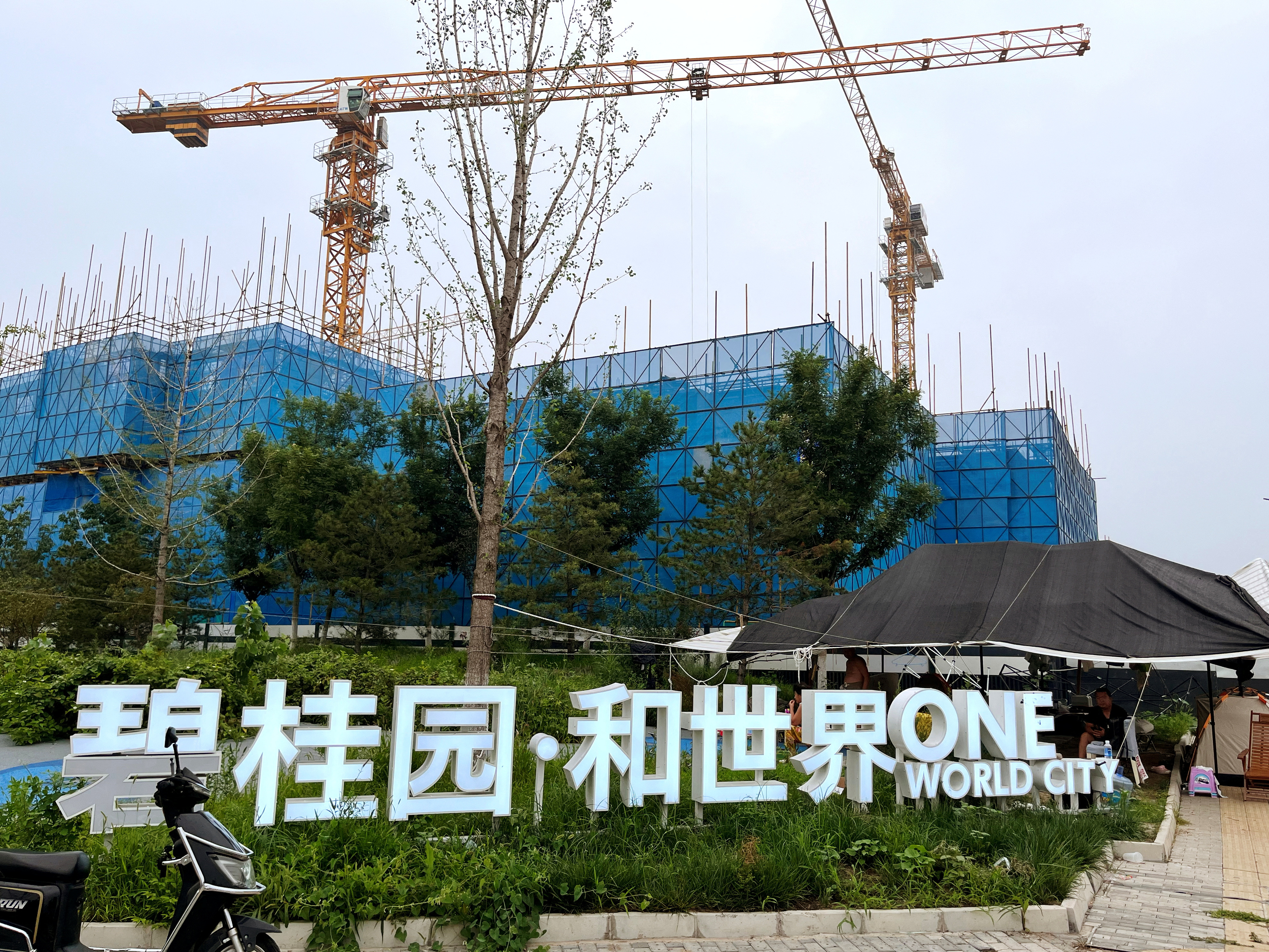 有消息传出，北京拟建立一个全国性的房地产平台公司，专责收购全国各地的烂尾楼，再将转为保障性住房（台湾称「社会住宅」），然后再对外出售或出租。图为陷入债务危机的碧桂园。（路透）