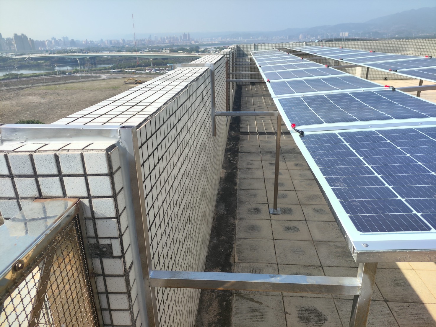 洲美社区在顶楼设置可挠式太阳能板，预估每年可节省电费逾30万元。图／北市环保局提供
