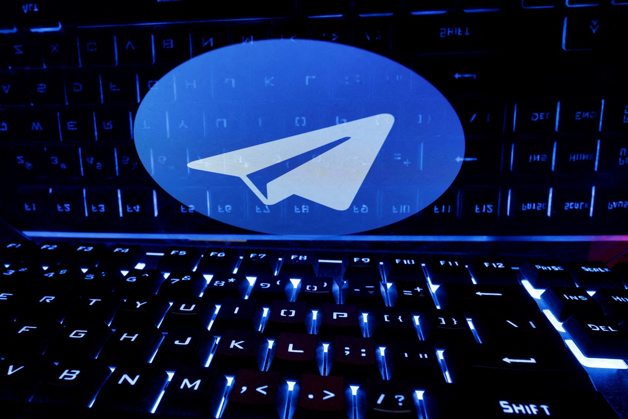 最受欢迎社群媒体平台之一的「纸飞机」创办人杜罗夫16日揭露，美国政府机关曾秘密接触自己的员工，可能想要安装「后门」，以便可能监控用户。资料照片。路透