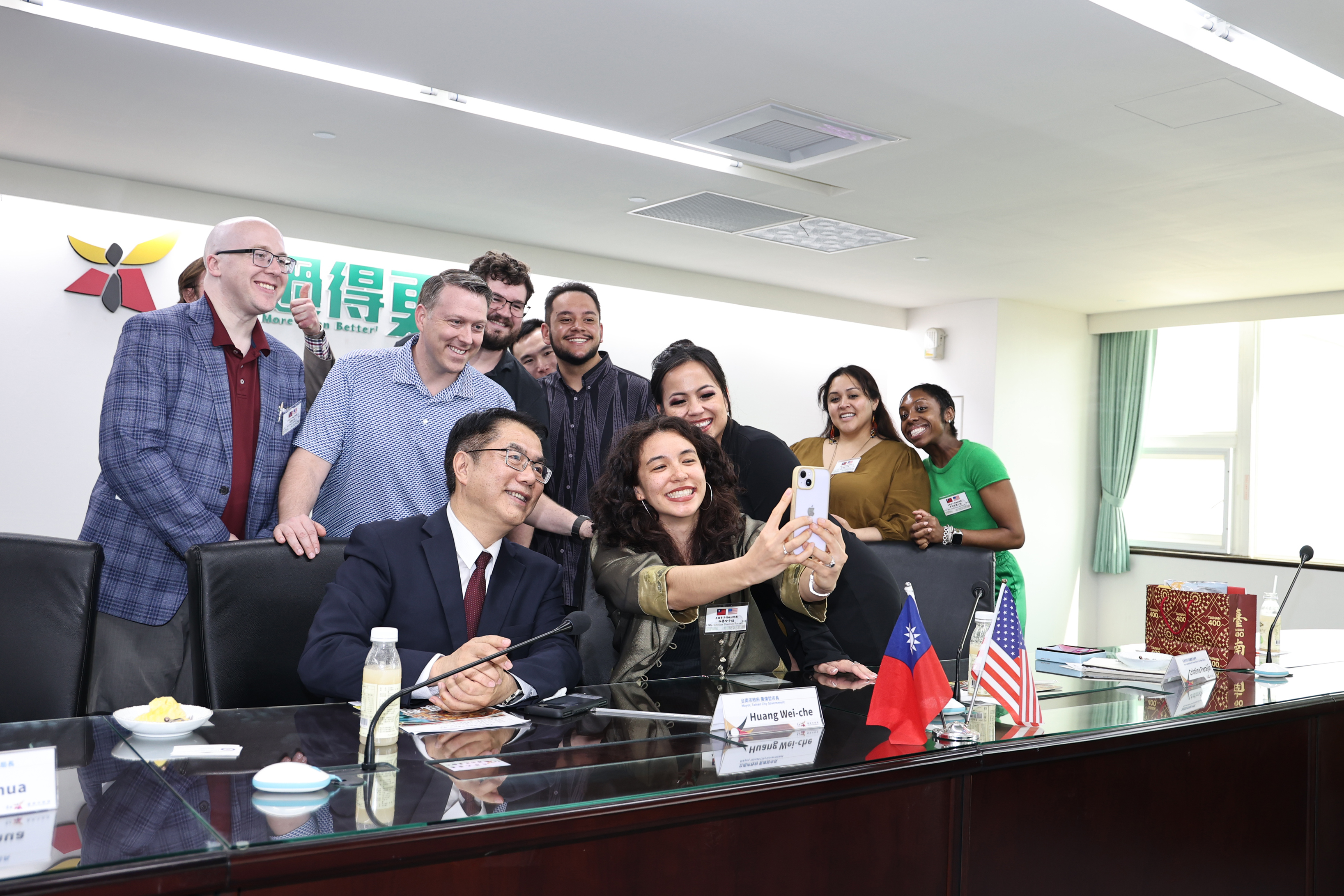 美国青年政界领袖到访台南，市长黄伟哲率市府团队接待。图／台南市政府提供