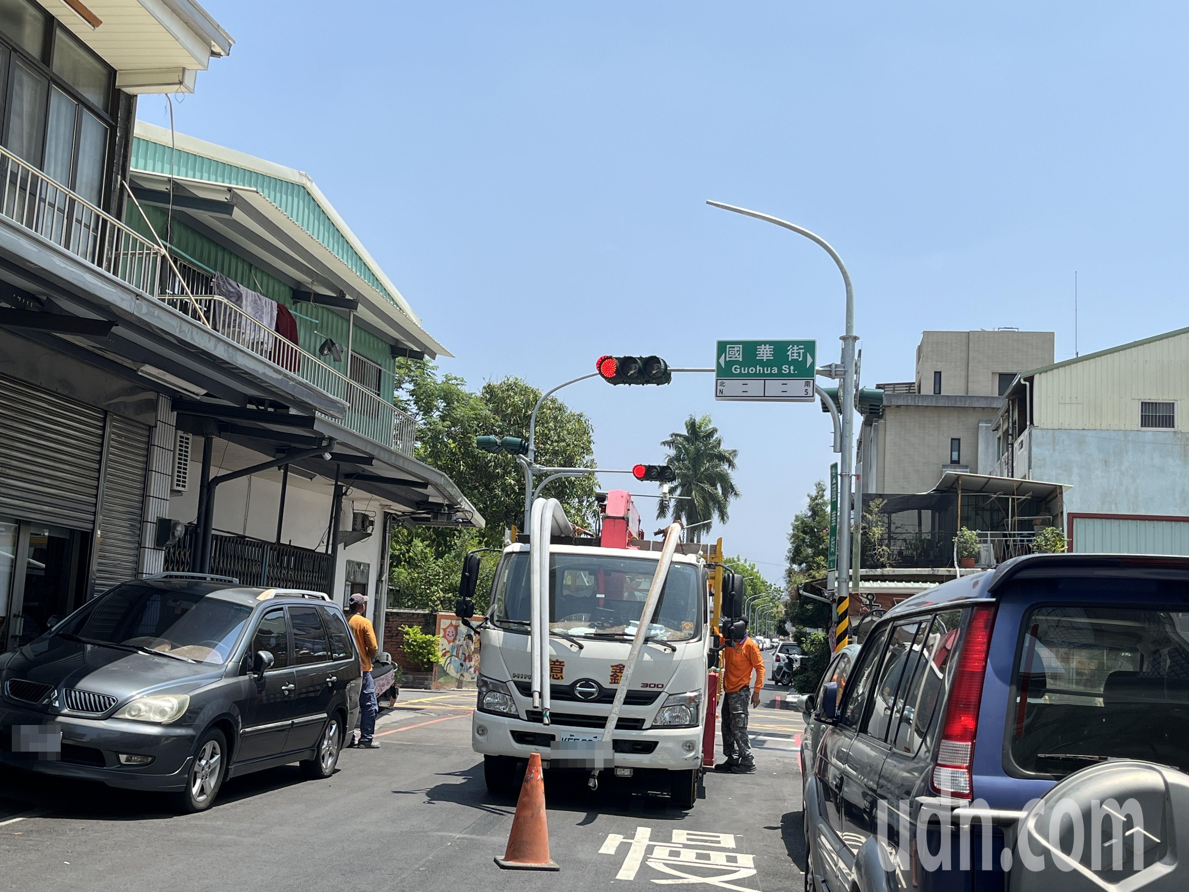 嘉义市崇文街与国华街口上午进行红绿灯测试。记者李宗祐／摄影