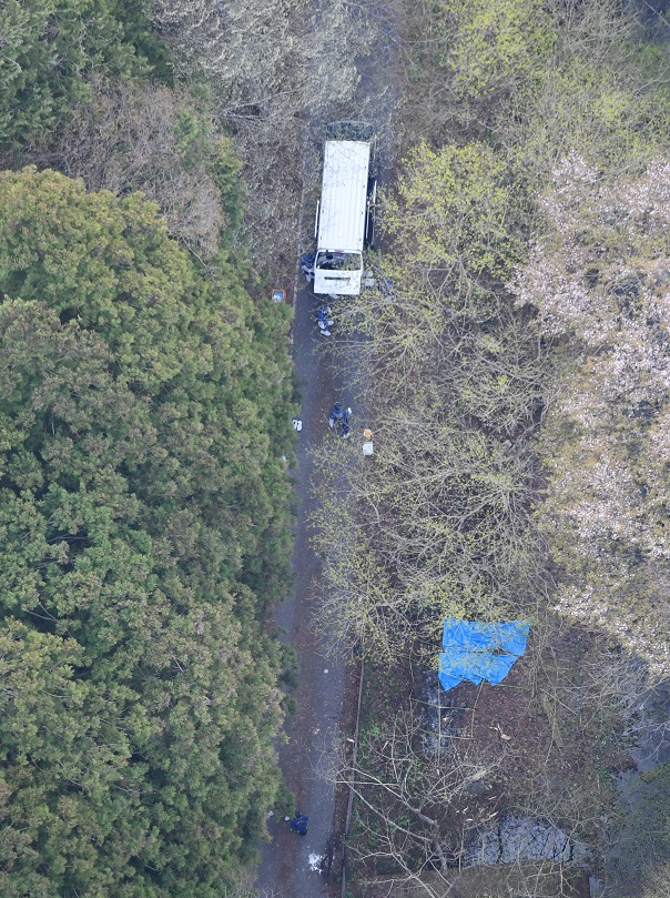日本栃木县那须町深山河畔16日发现了两具烧焦的遗体，17日的空拍照可见警察正在进行调查。路透