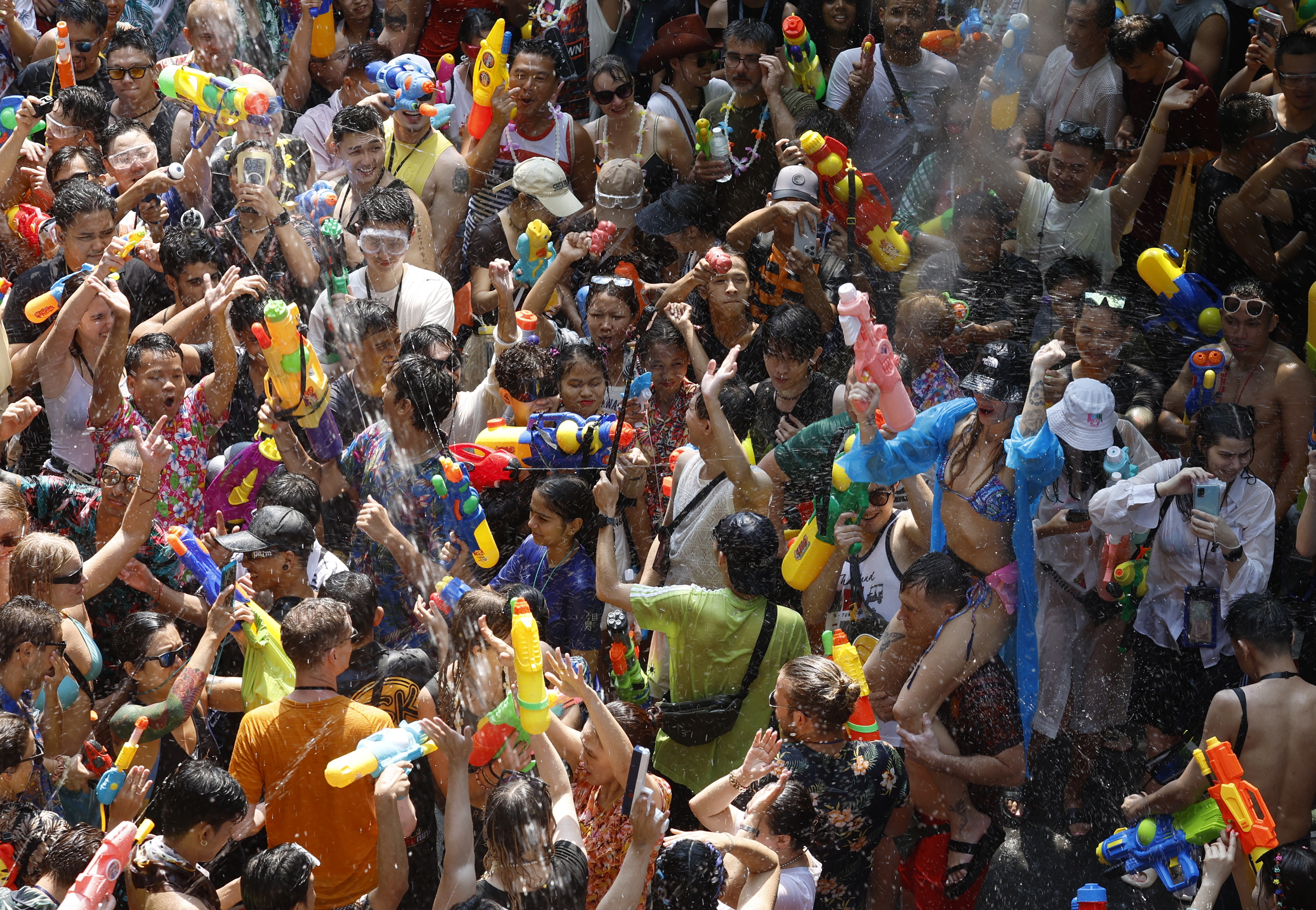 泰国曼谷街头13日涌入大批民众庆祝泼水节。欧新社
