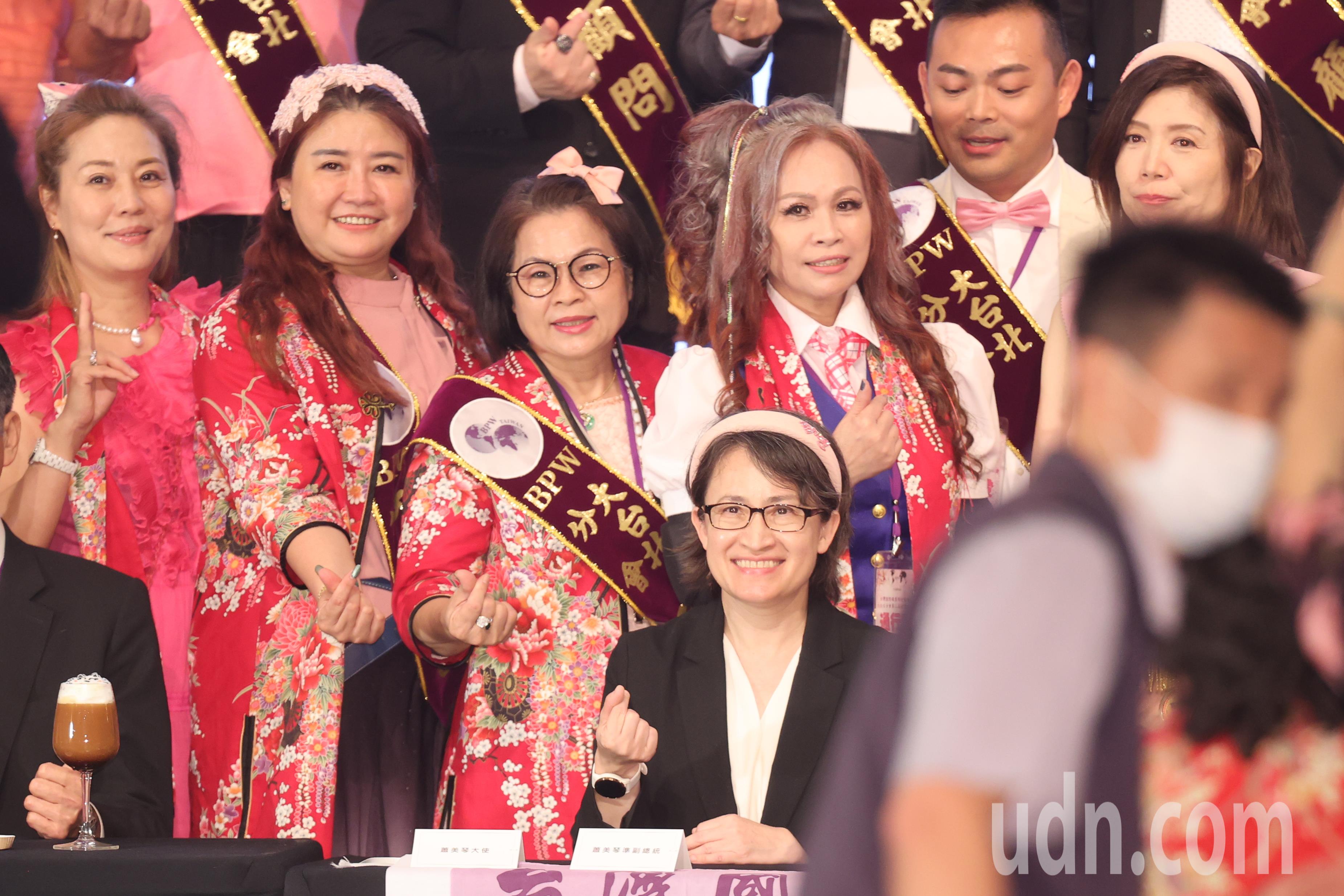 副总统当选人萧美琴（中）晚上出席「台湾国际职业妇女协会大台北分会第三届授证典礼」，致词感谢协会一直以来的努力。记者苏健忠／摄影