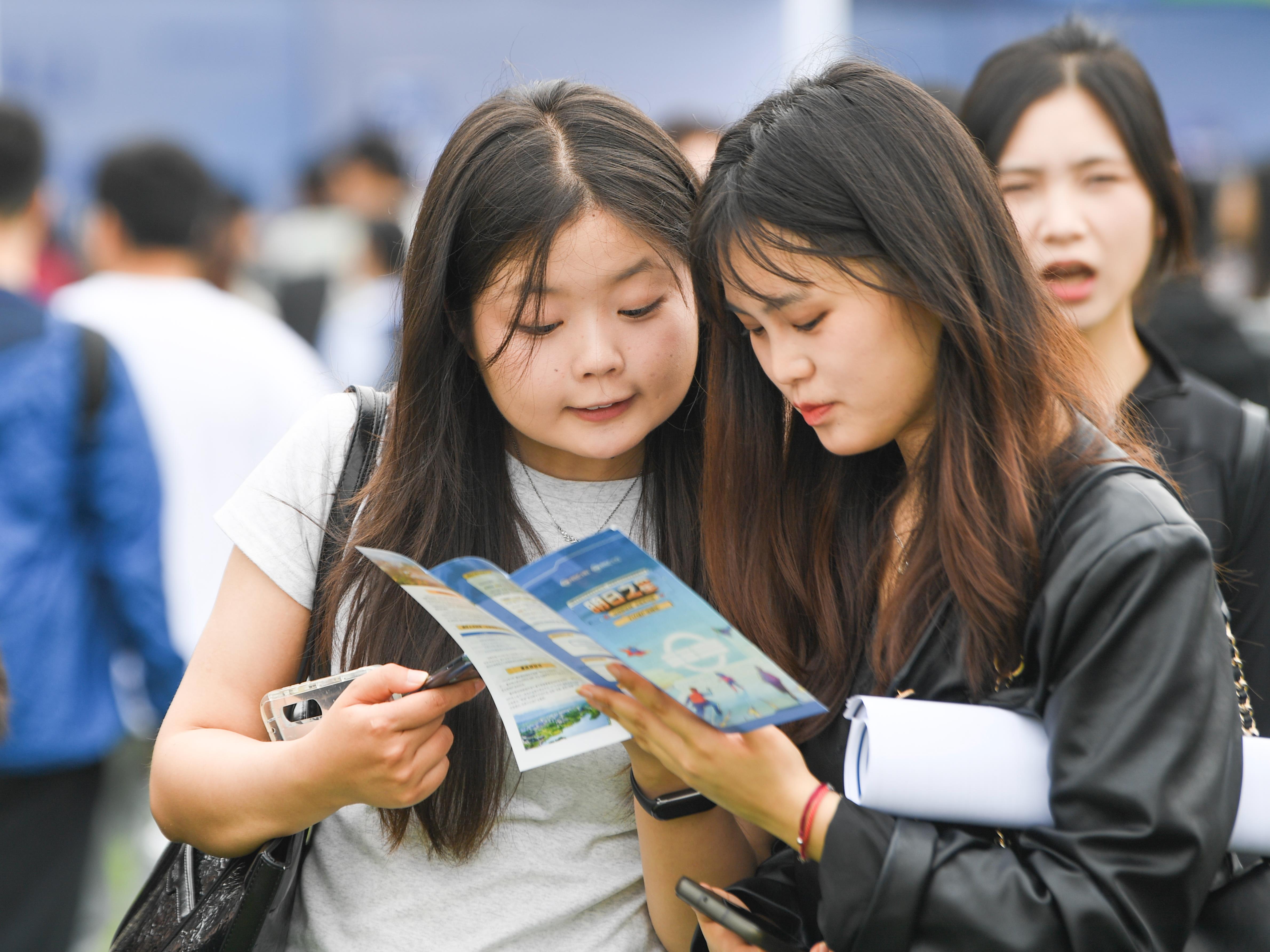 大陆16至24岁青年3月失业率仍高达15.3%。图为重庆4月17日举行的普通高校毕业生（春季）就业活动。（新华社）