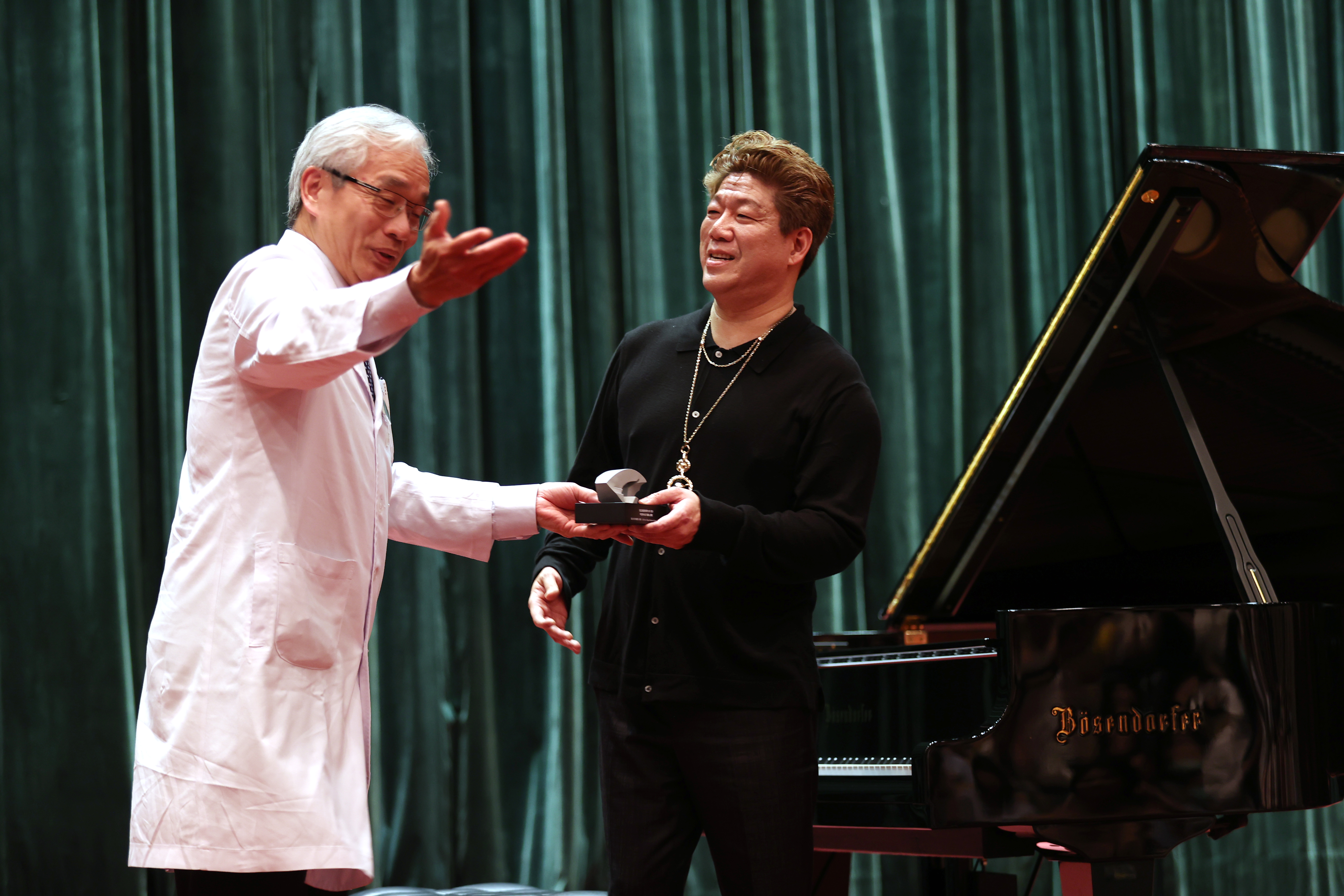 感谢旅美钢琴家刘孟捷前来义演，台北荣总院长陈威明（左）致赠刘孟捷（右）健康之门纪念品。记者邱德祥／摄影