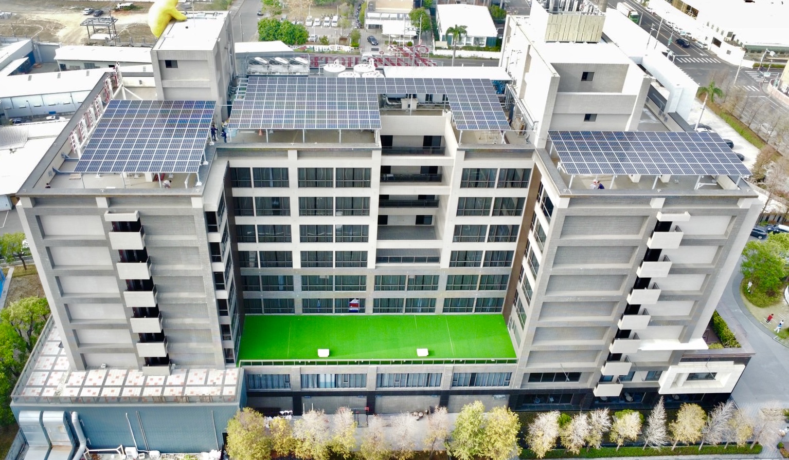 新悦花园酒店永续旅游规划，年初完成屋顶绿能工程建置。新悦花园酒店提供
