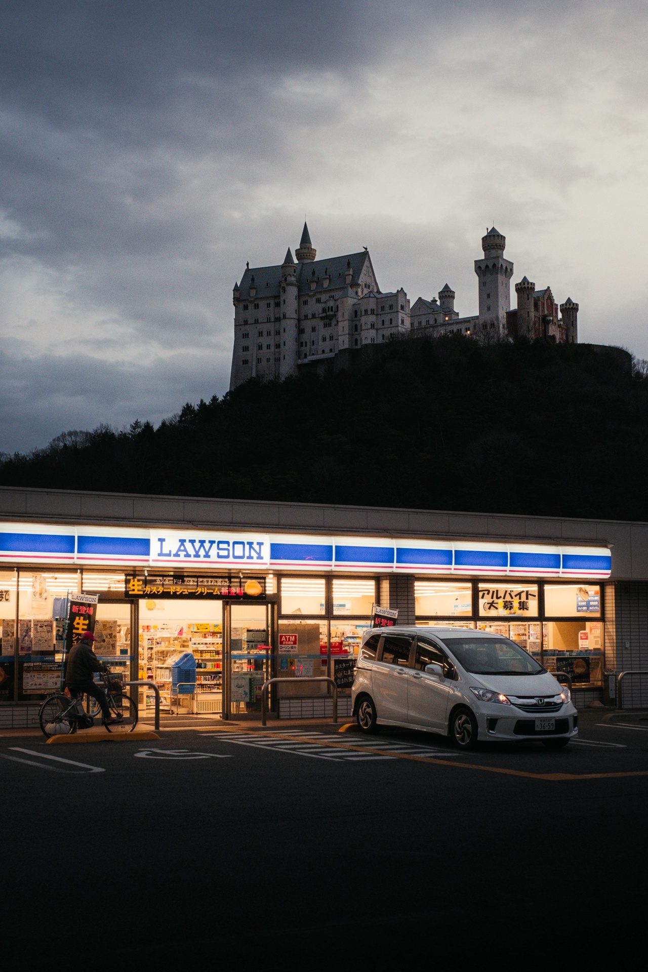 日本摄影师捕捉到便利商店与欧式城堡「白鸟城」同框的画面。图撷自X