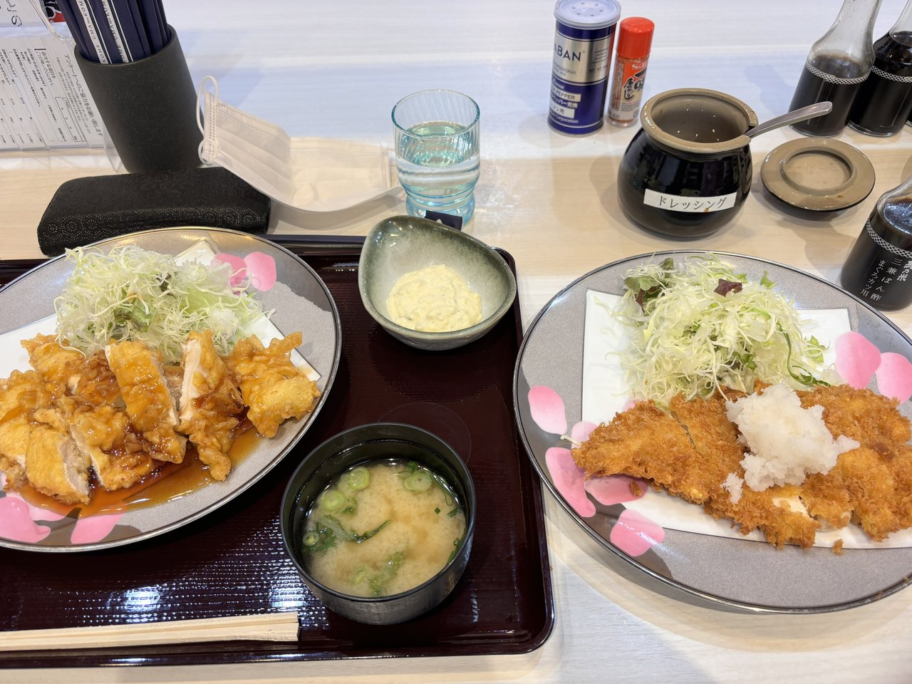 一位日本网友吃饭时店家上错餐，但后续干脆再补一份，让网友意外吃到双主菜。图撷自X
