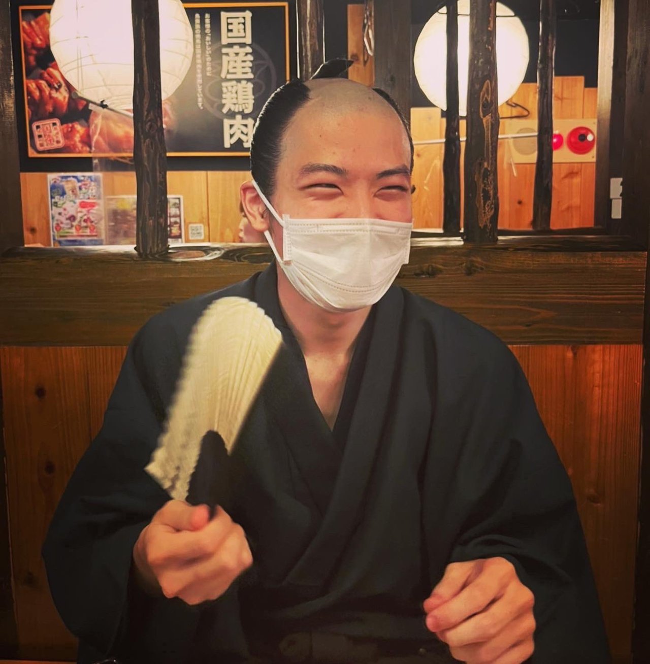 一位日本男性本身喜欢复古风，平时也都穿著和服、留著传统发型生活。图撷自X