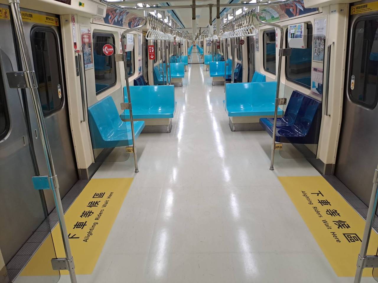 原PO搭乘台北捷运发现座椅下有一个NuBra，不知道是哪位乘客掉的。示意图／台北捷运公司提供