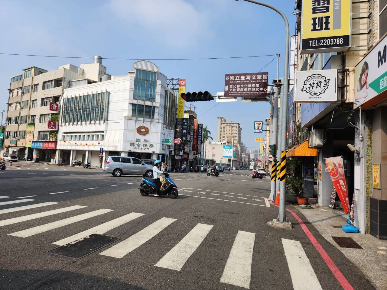 台南市去年10月、12月分别开放9路段机车直接左转，4月27日将再开放中西区民生路、182线仁德区至关庙区等7路段。图／台南市交通局提供