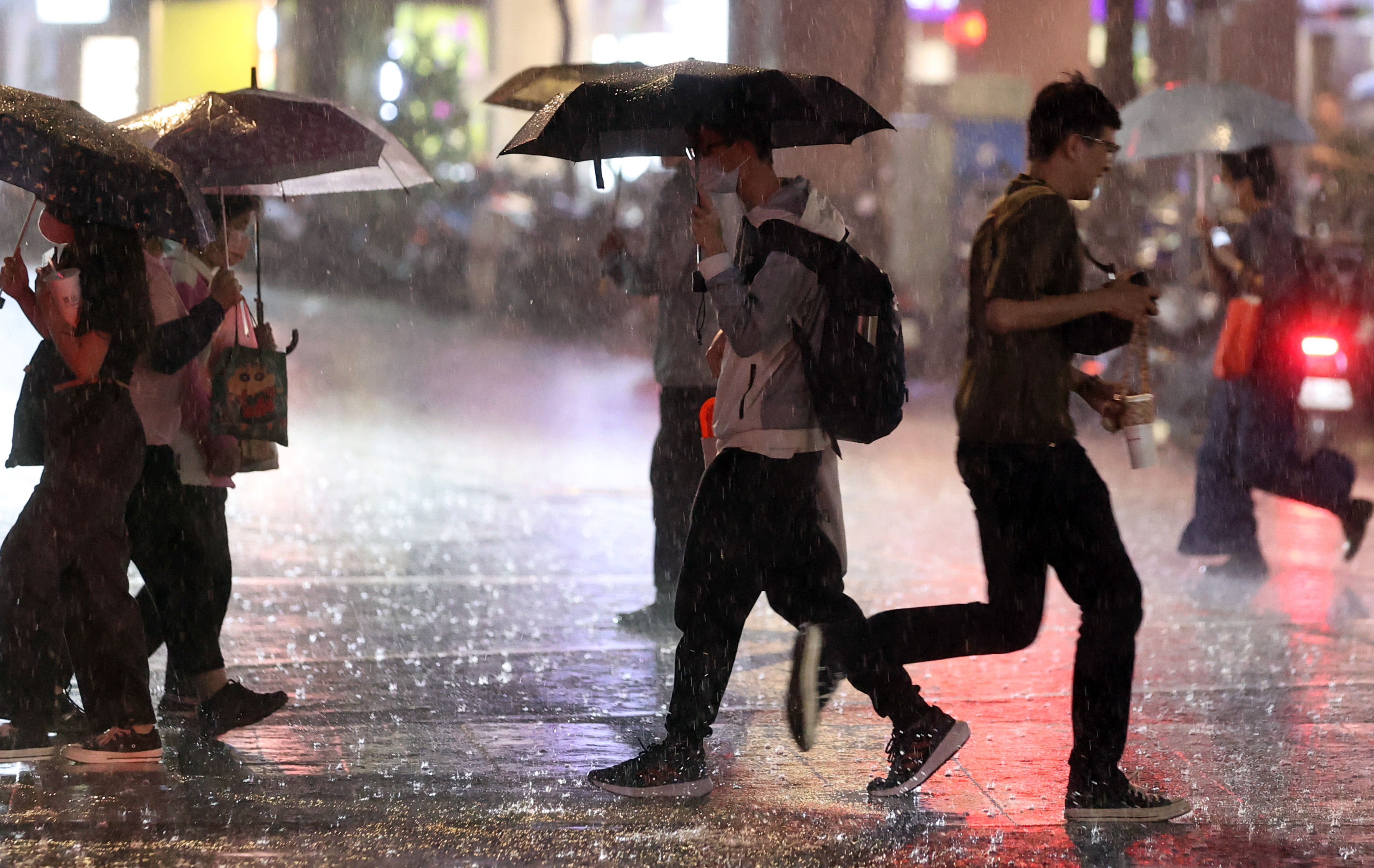 大雷雨来了，中央气象署上午6时33分发布大雷雨即时讯息，警戒区域：桃园市、台北市、基隆市、新北市，持续时间至7时30分。本报资料照片