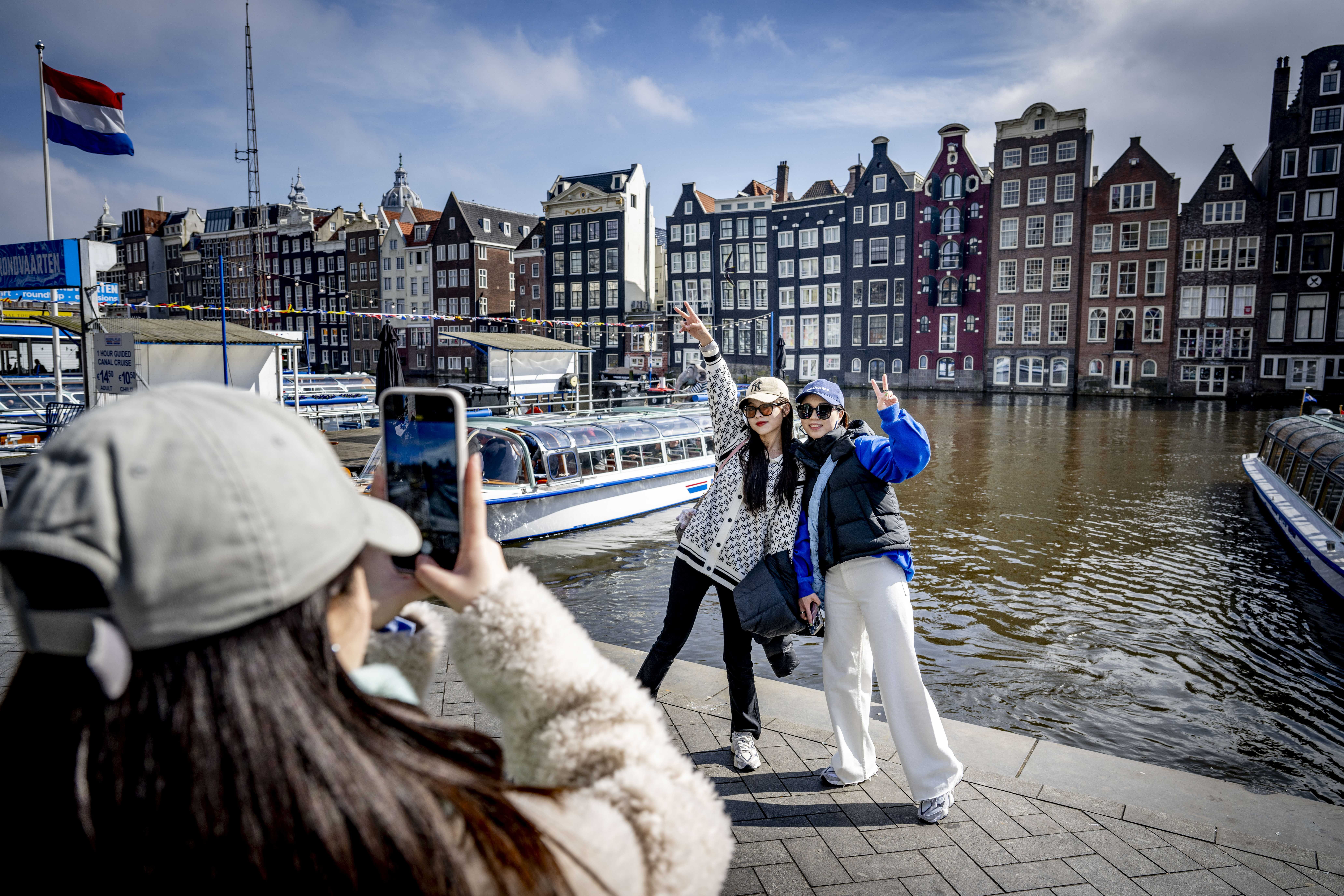 荷兰首都阿姆斯特丹深受全球观光客喜爱，每年有近2000万旅客造访，衍生而来的旅游乱象频传。欧新社