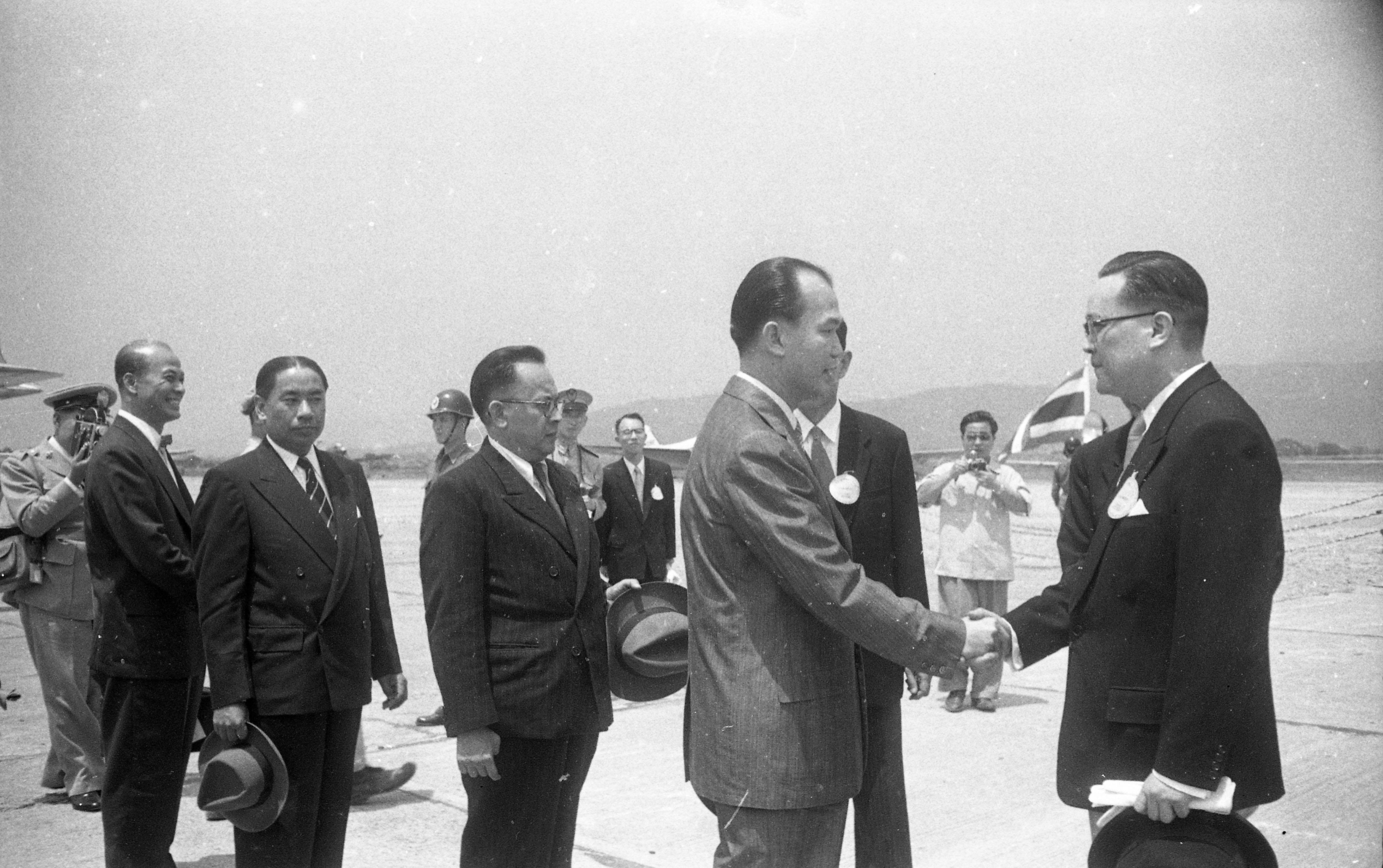 1956年4月19日，泰国政府访问团抵台访问，时任外交部政务次长沈昌焕（右一）亲抵机场欢迎团长叻克（右二）等一行人。图／联合报系资料照片