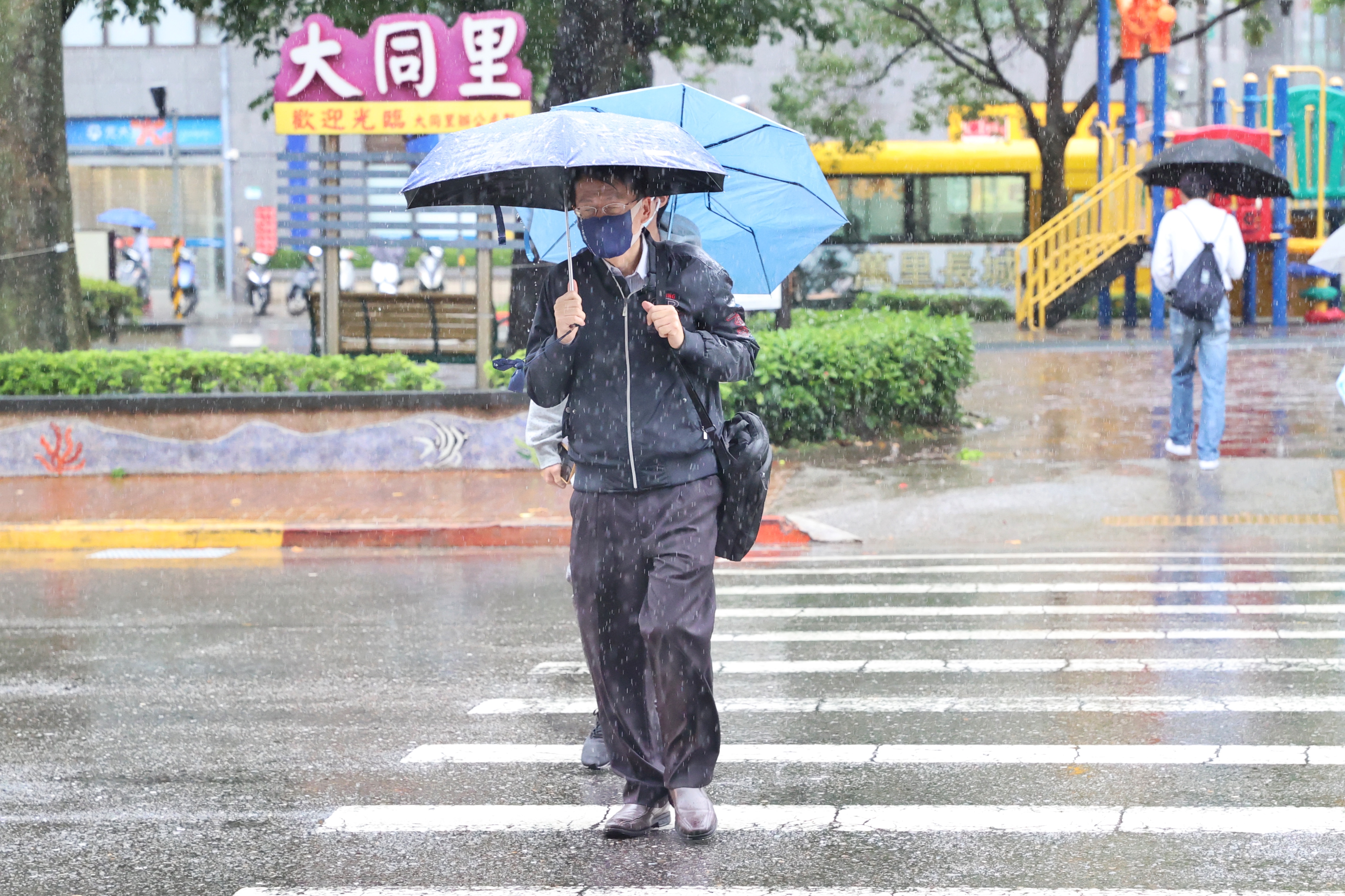 台北市今天一早许多行政区大雷雨，北市灾防办公室表示，气象署已针对北市双溪（双溪净水场至圣人瀑布）发布灾防警告讯息，持续至8时33分；提醒该区域已有暴雨或有暴雨发生的机率。记者林伯东／摄影