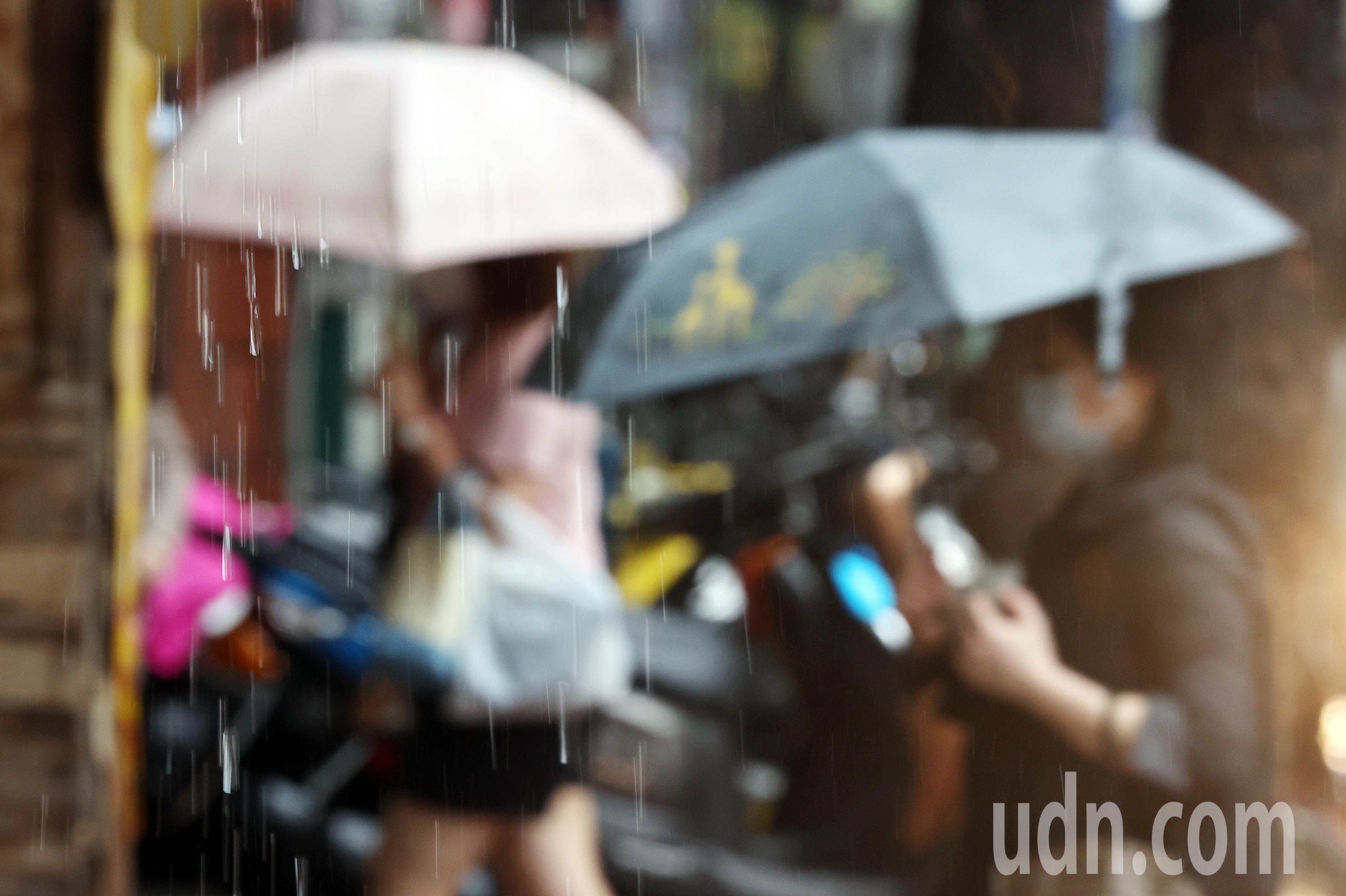 新北今早下大雨，由于适逢上班交通尖峰时段，不少步行的通勤族即使撑伞也难以完全抵挡雨势。记者杜建重／摄影