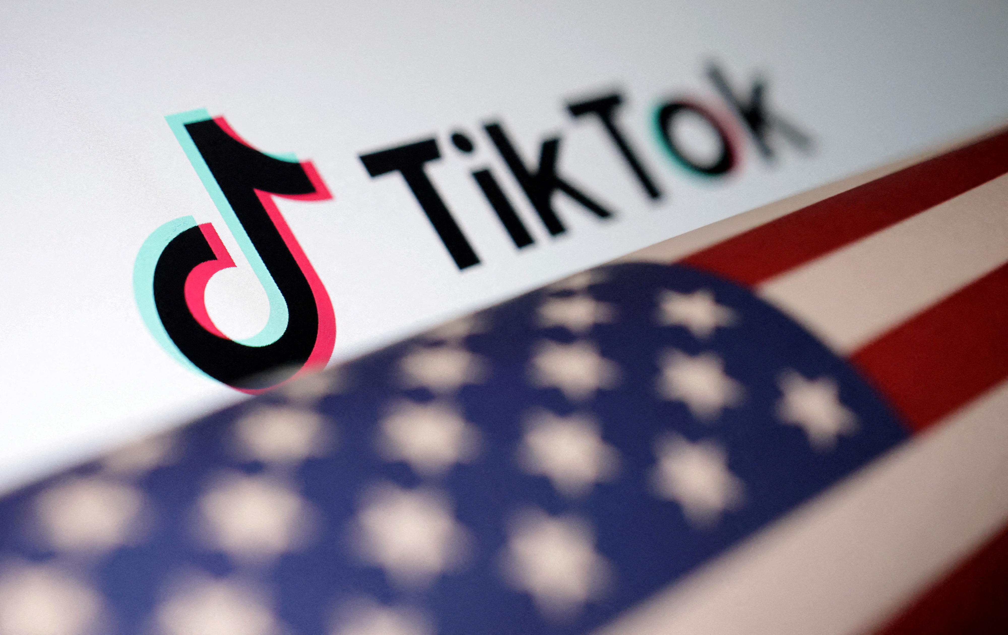 路透指出，美国民主党的参院商务委员会主席肯特威尔表示，禁用TikTok参院版法案考虑让TikTok有近一年时脱手，比众院版多半年时间。（路透）