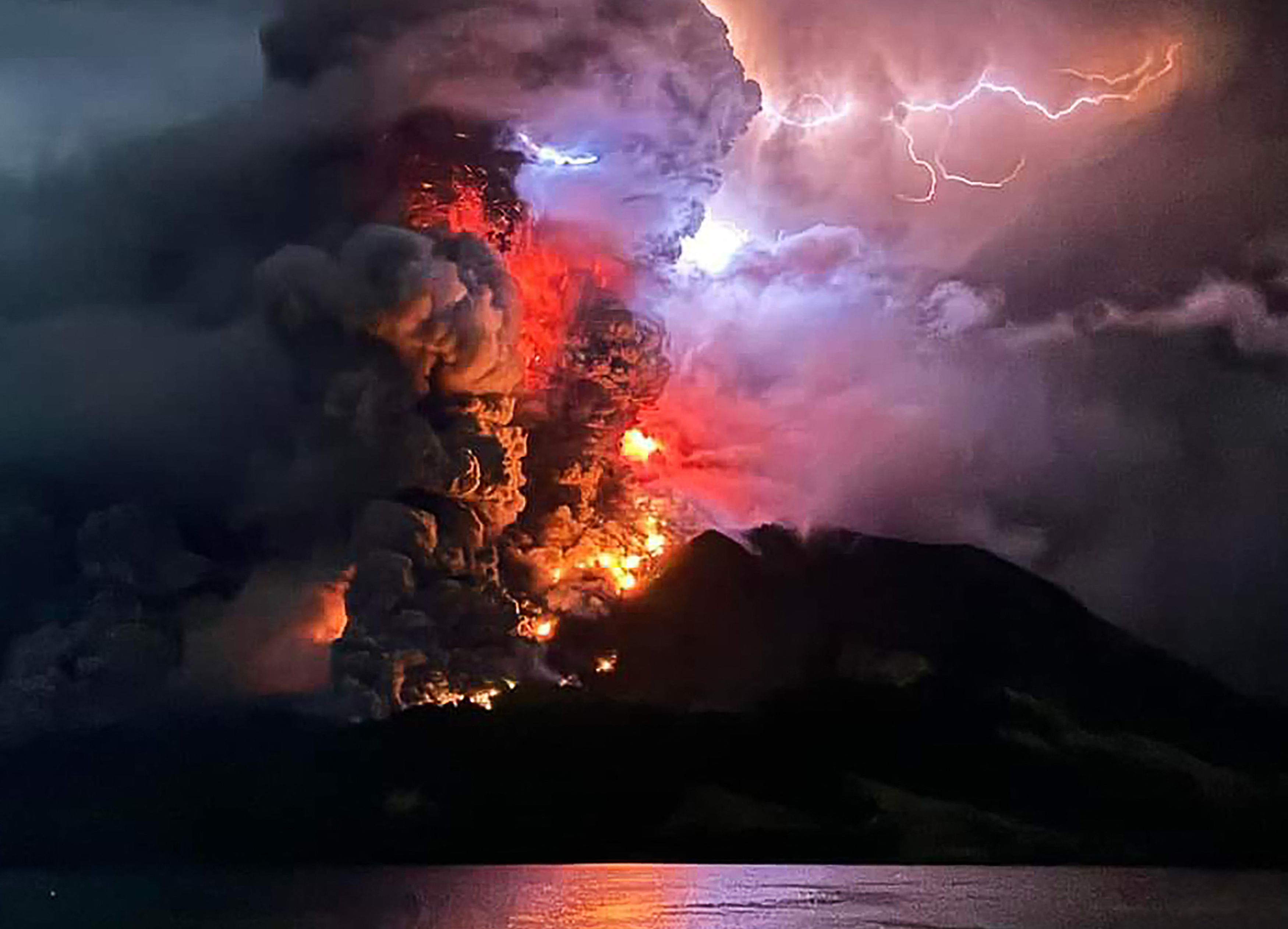 印尼北部最外围地区的鲁仰火山本周发生多次大规模喷发，当局紧急撤离1万多人。法新社