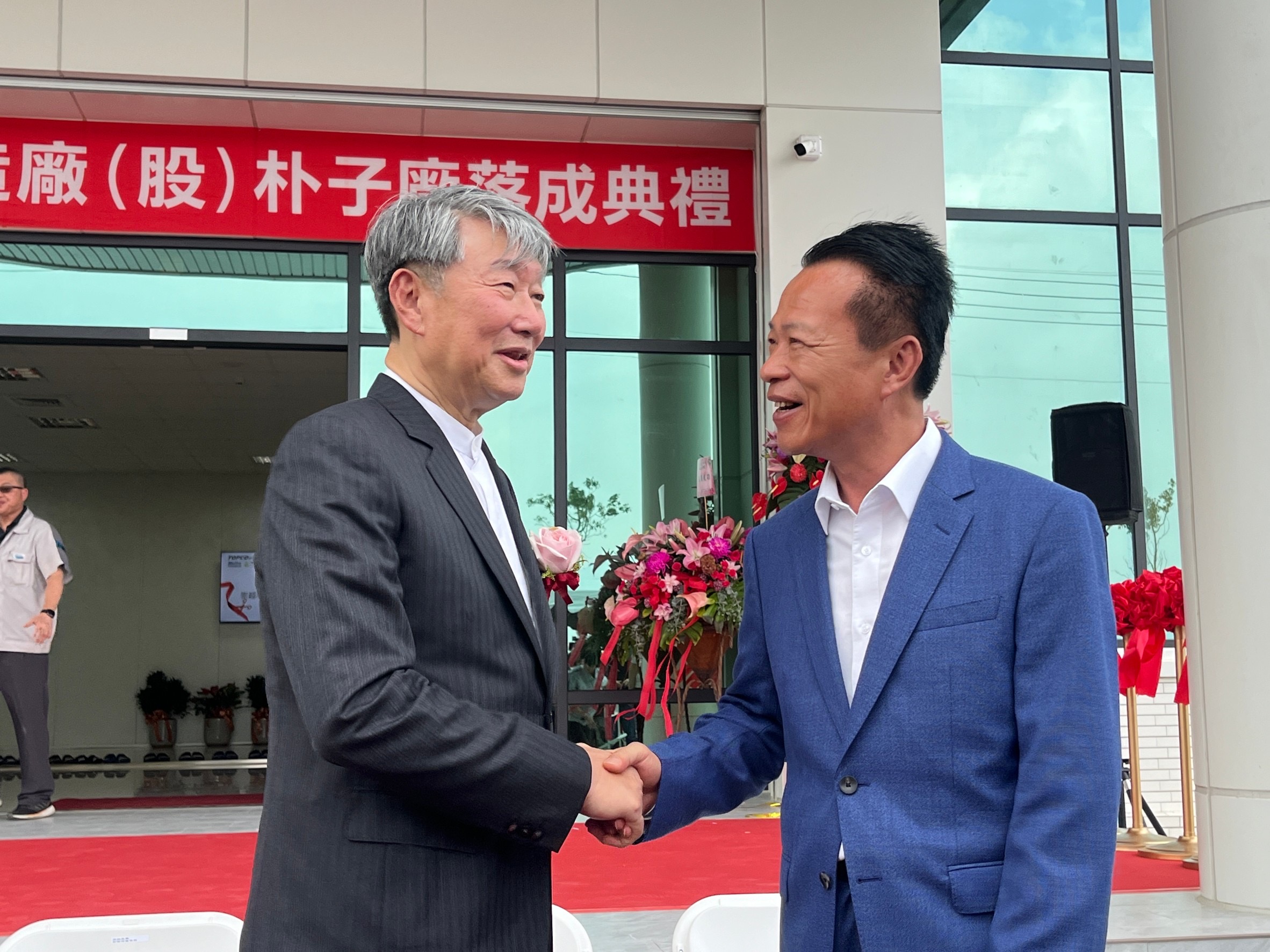 准经济部长郭智辉（左）今天到嘉义县参加崇越石英新厂落成，与县长翁章梁（右）握手致意。记者李宗祐／摄影