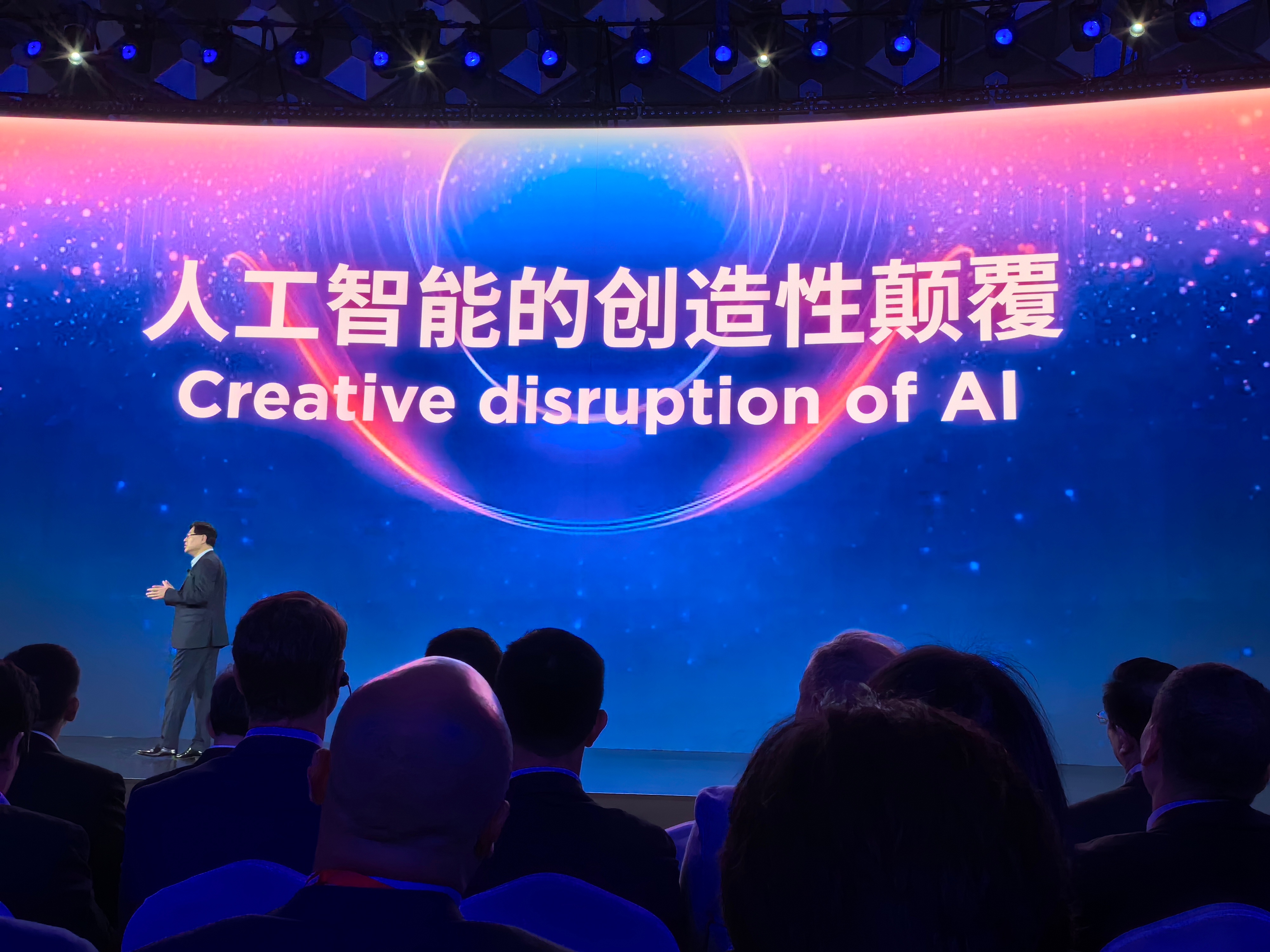 联想集团董事长兼CEO杨元庆指出，此次AI新品具五大特性：配备个人化的AI agent「联想小天」；拥有本地异构算力；具备建立个人知识库能力；开放性人工智慧应用生态；强化资料和隐私安全保护。图／取自微博