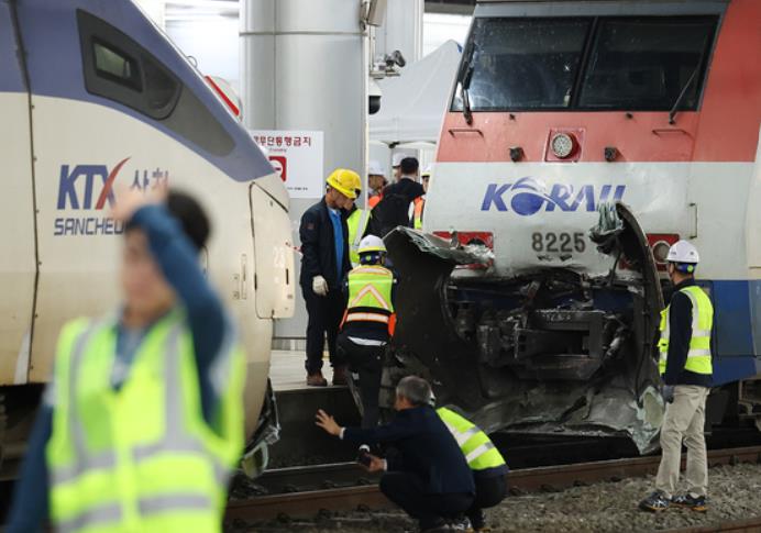 南韩首尔车站今天稍早发生列车追撞事故，KORAIL的无穷花号列车头严重毁损。取自韩联社